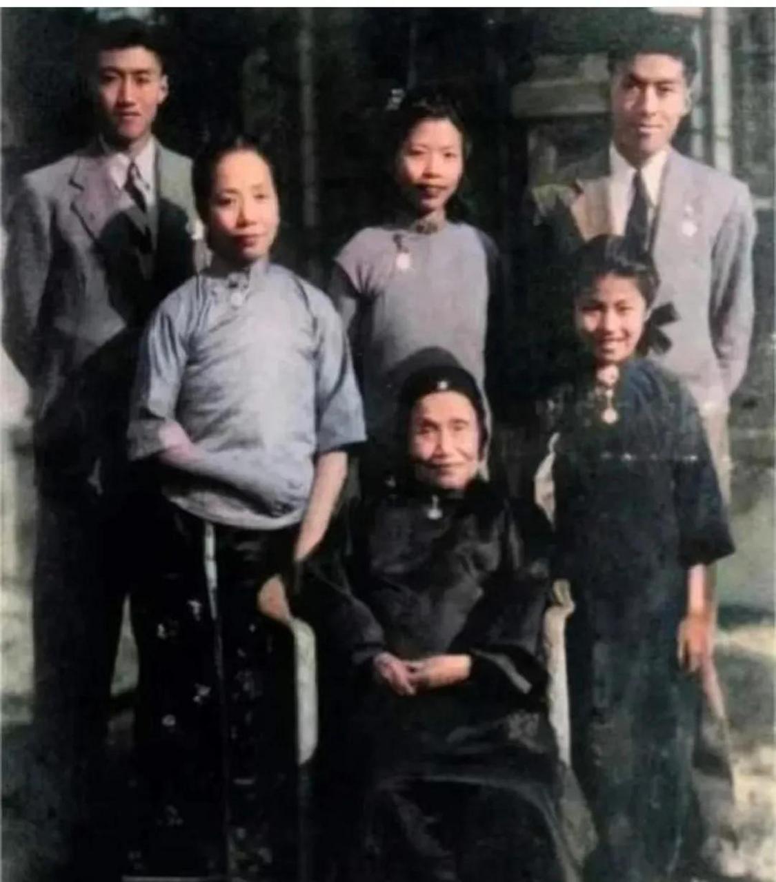 曾国藩的小女儿,一张罕见的全家福,她的名字叫曾纪芬,自幼深得父亲