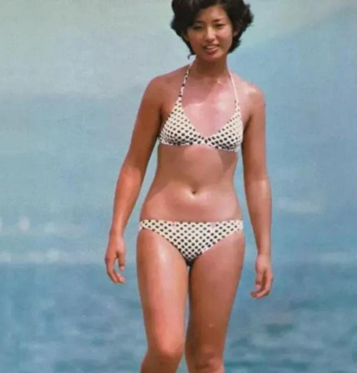 年轻时的山口百惠的泳装照,身材肉肉的,感觉又健康又漂亮.