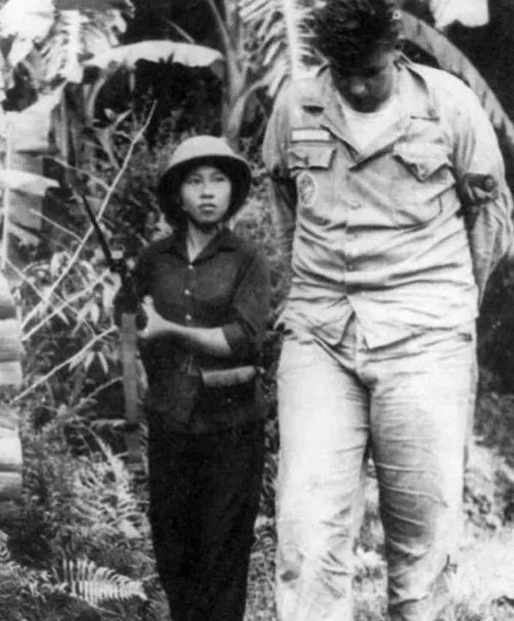 尽管该美军士兵高大威猛,但在这名女兵面前,他还是显得毫无抵抗之力.