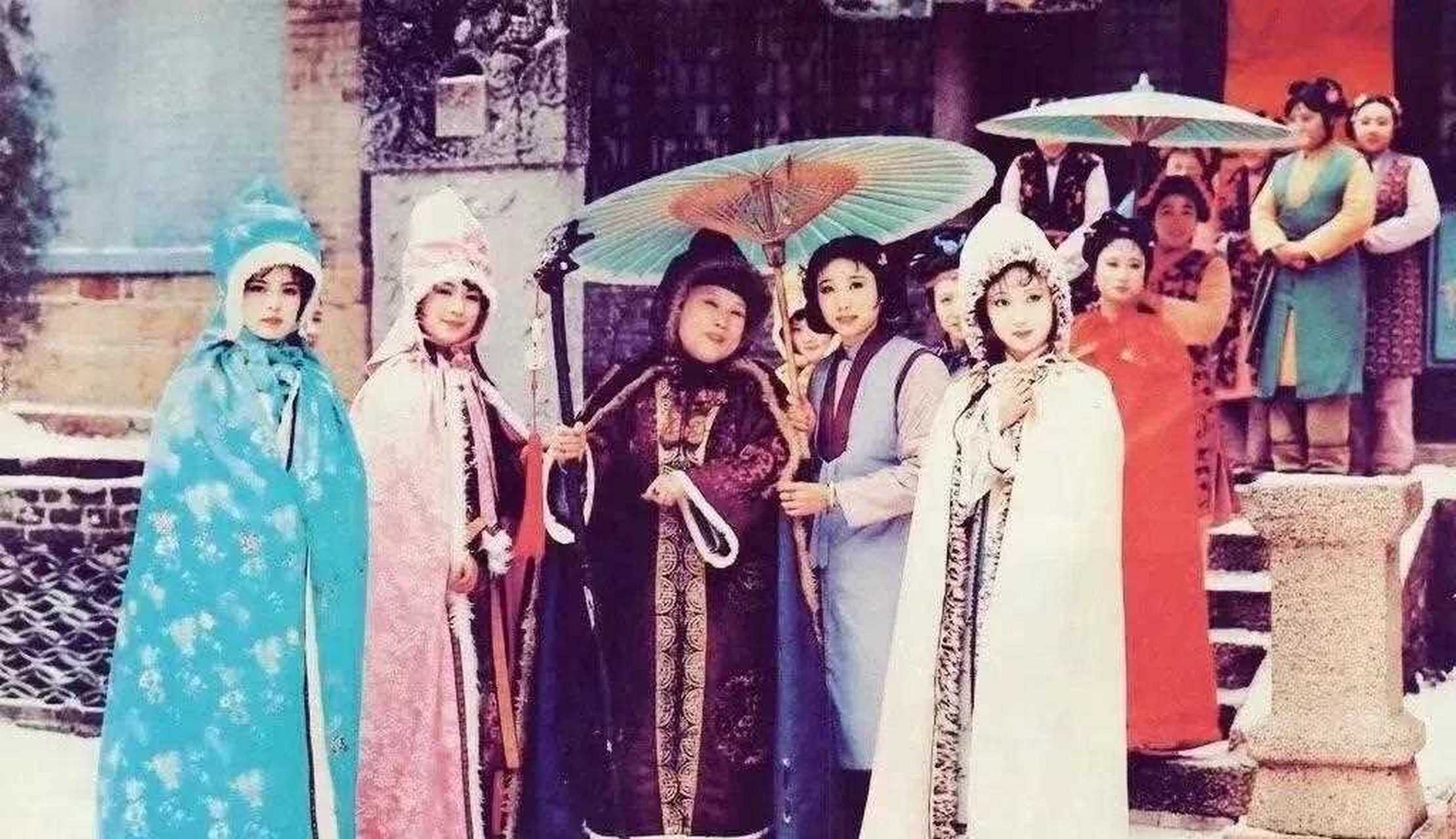 "大红洋缎","撒花洋绉","起花八团倭缎","黄绫","羽缎","白狐腋","妆