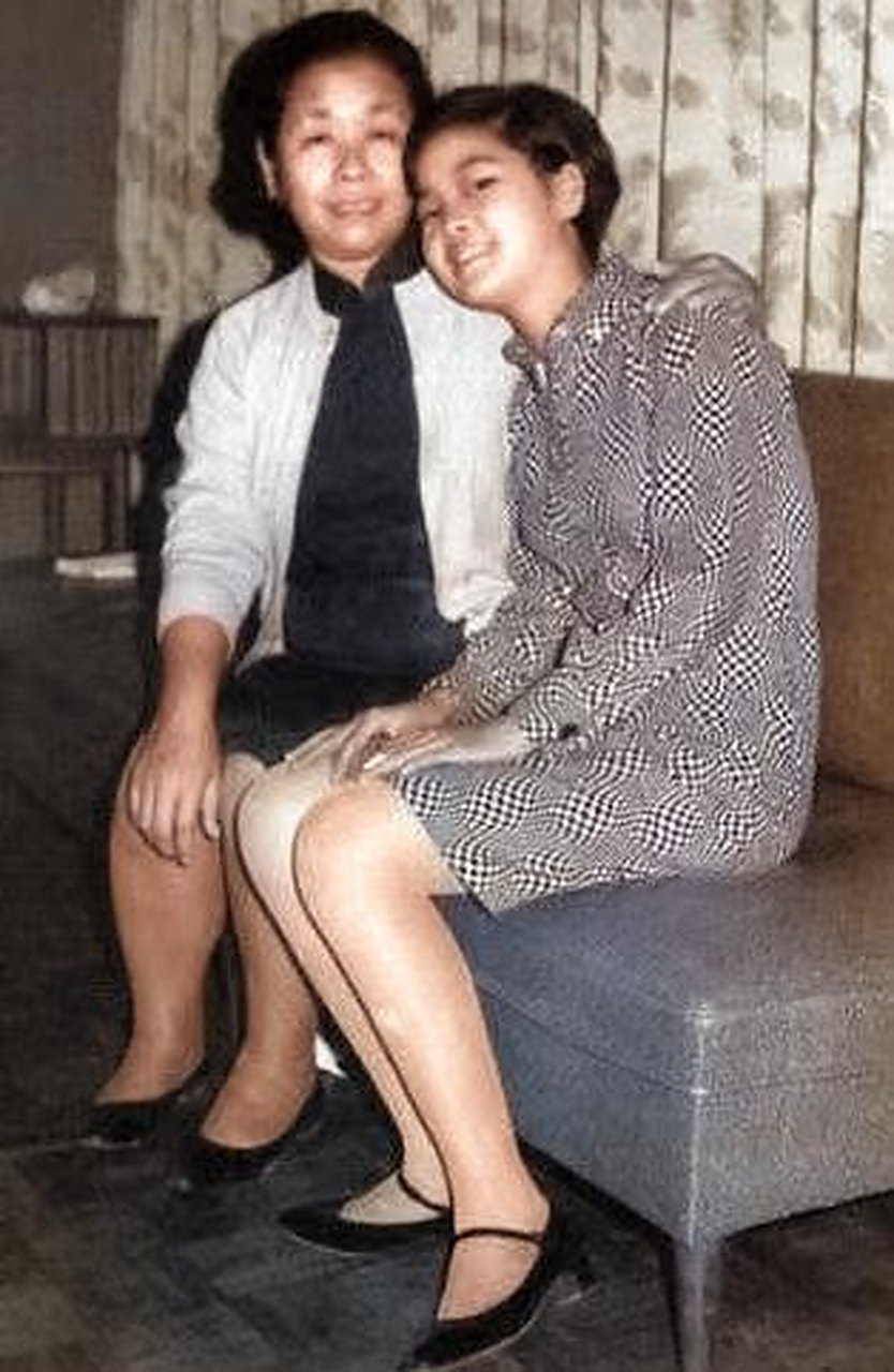 少女时期的邓丽君和母亲赵素桂的亲密合影.