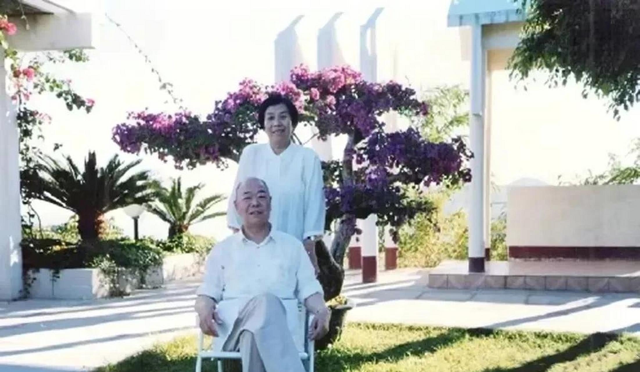 领动计划# 退休后的岳振华大校和妻子,在北京的珍贵合影!