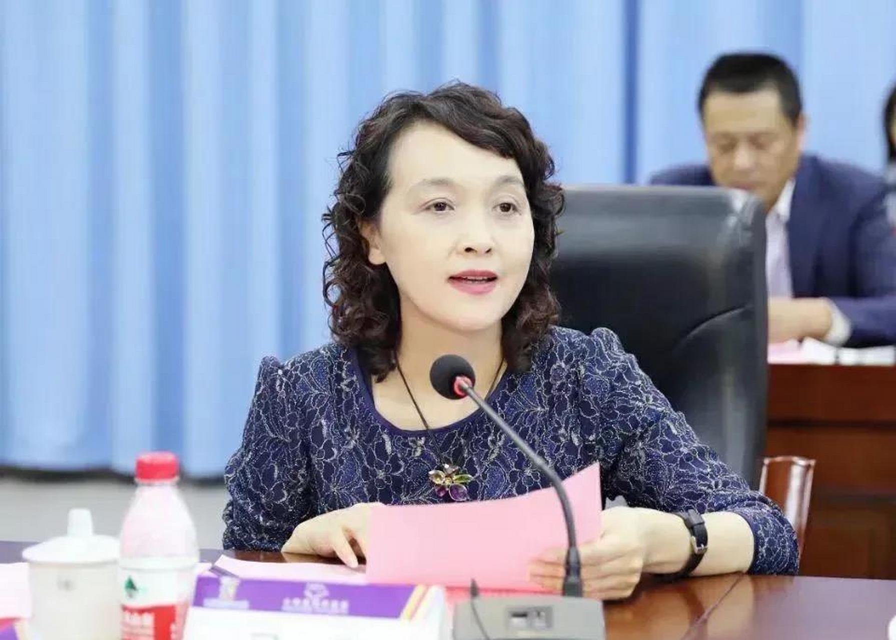 漂亮女人 总感觉漂亮女人当官肯定背后有故事,要么有人,要么能力特别