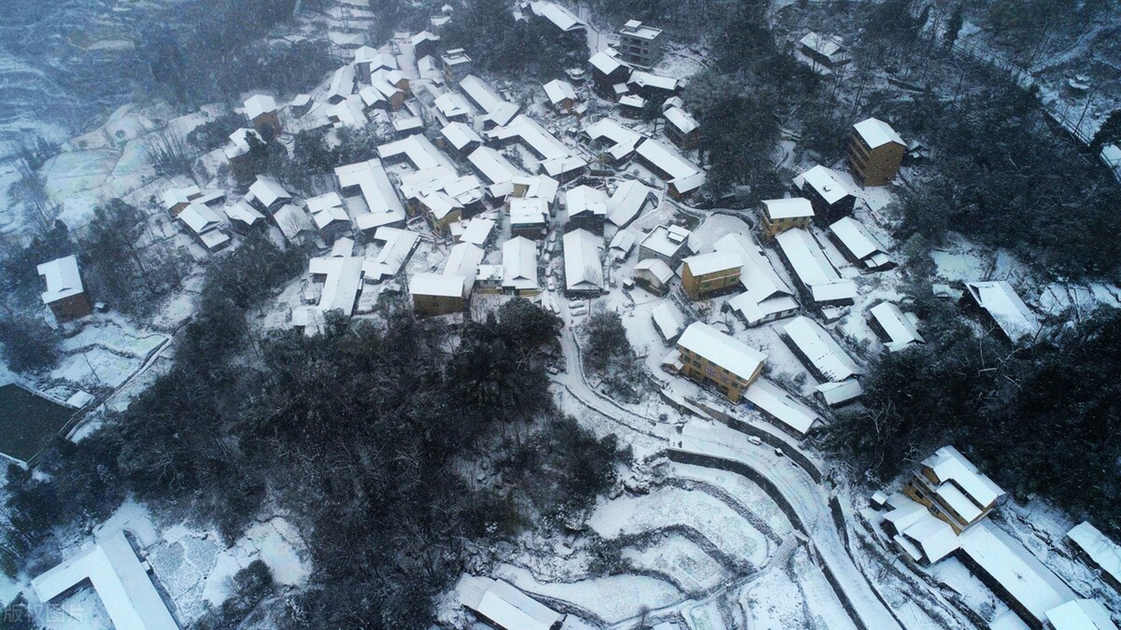 重庆酉阳土家族苗族自治县花田乡何家岩村,冬季到来,万亩梯田被白雪