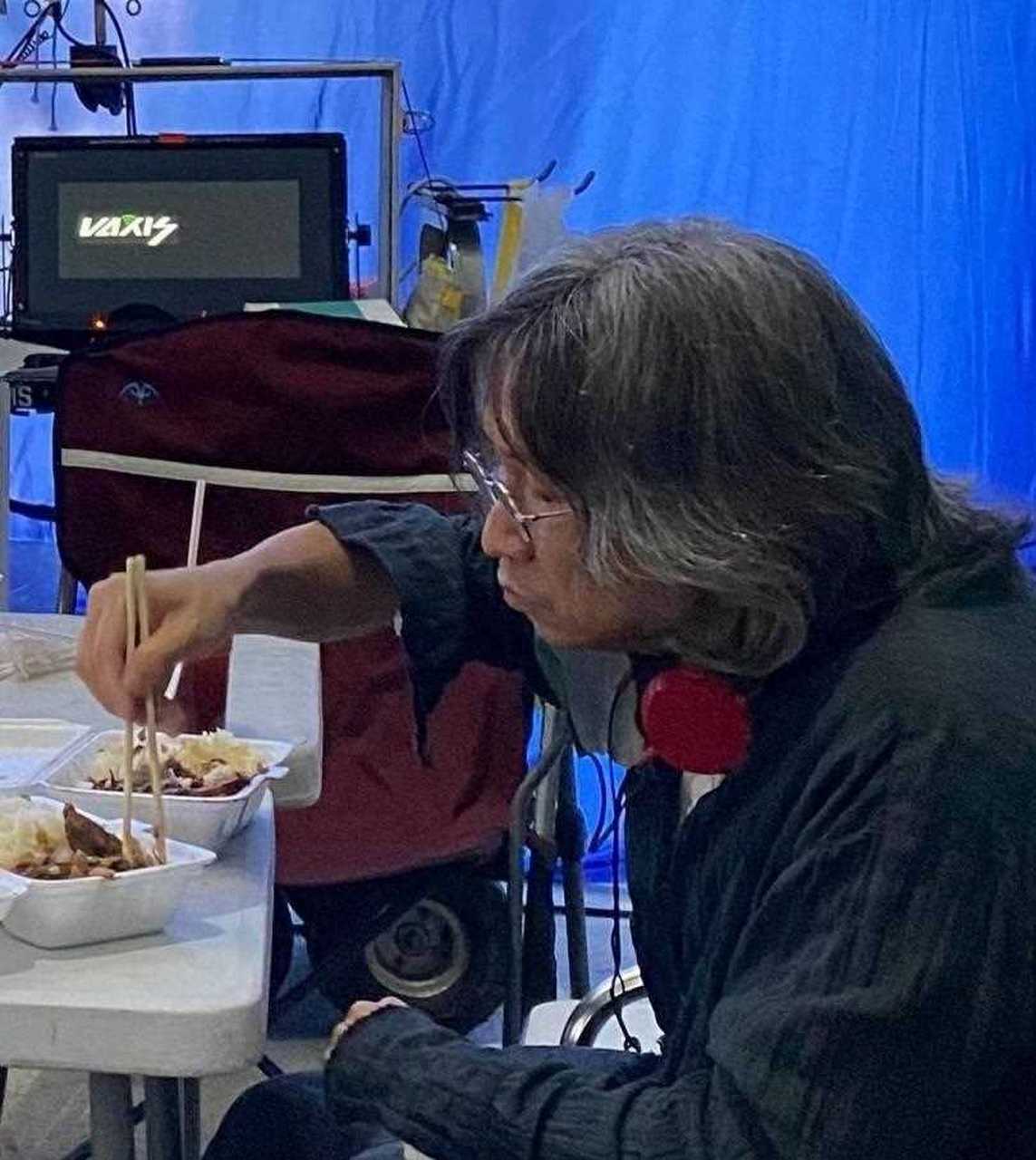 吴君如分享了陈可辛的探班照并配文:"你这人还特意跑来片场吃剧组的