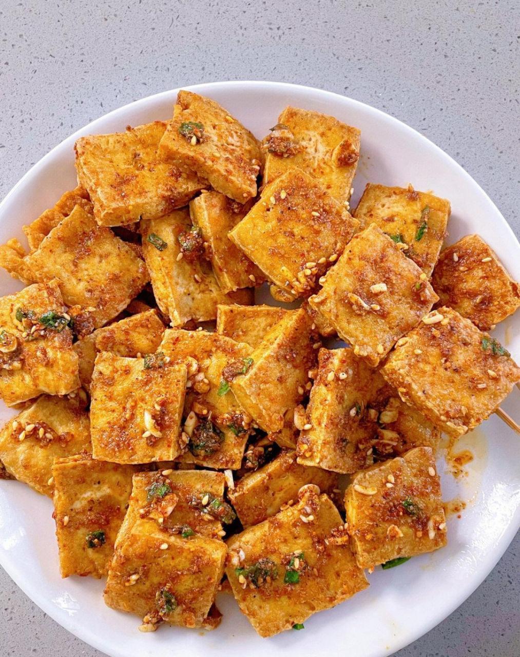 外酥里嫩入口爆汁的脆皮豆腐好吃到停不下|||小吃摊的脆皮豆腐被我