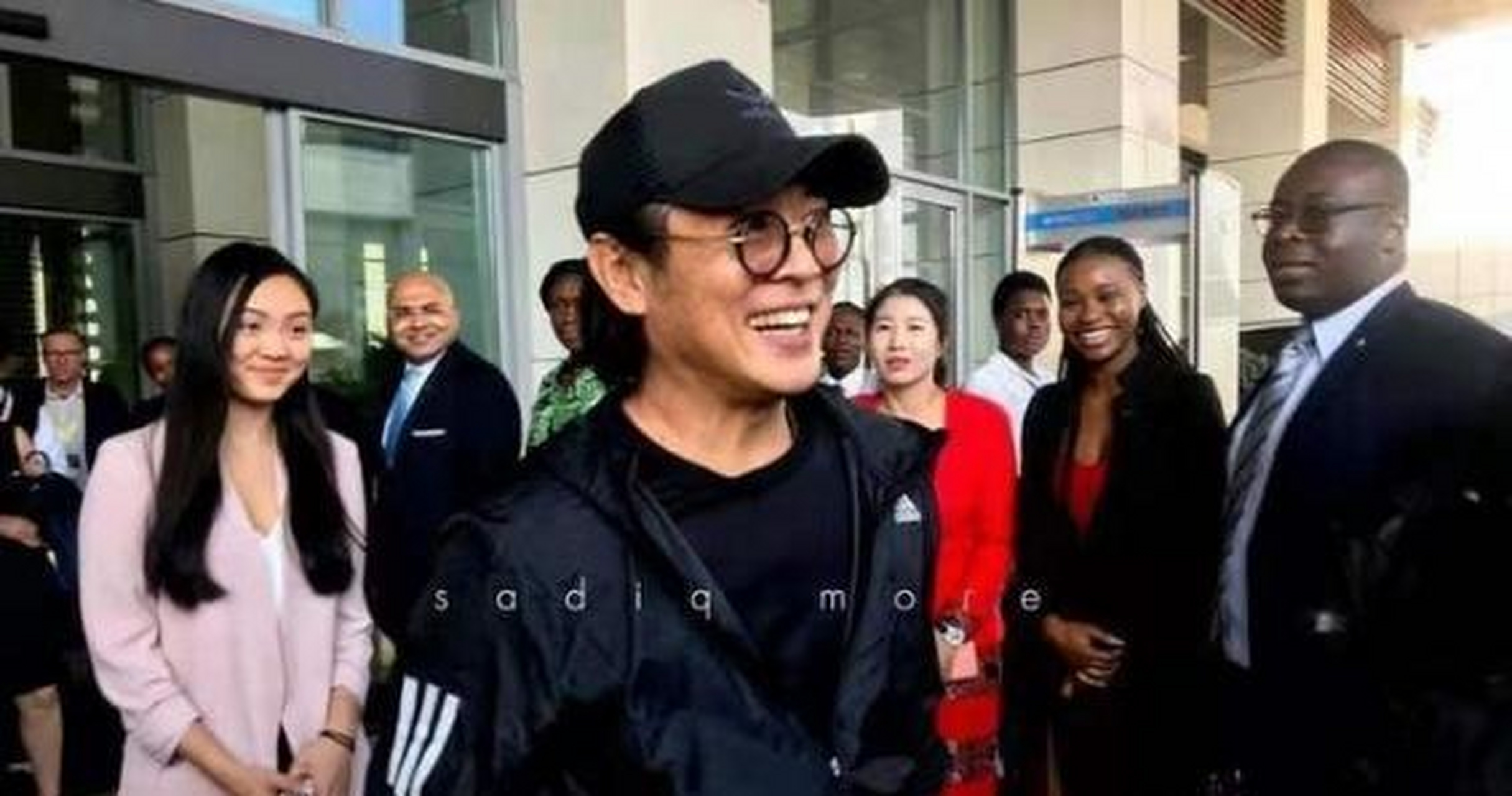 当年李连杰与关之琳合作拍戏,且有不少的亲密镜头,当利智知道后,醋意
