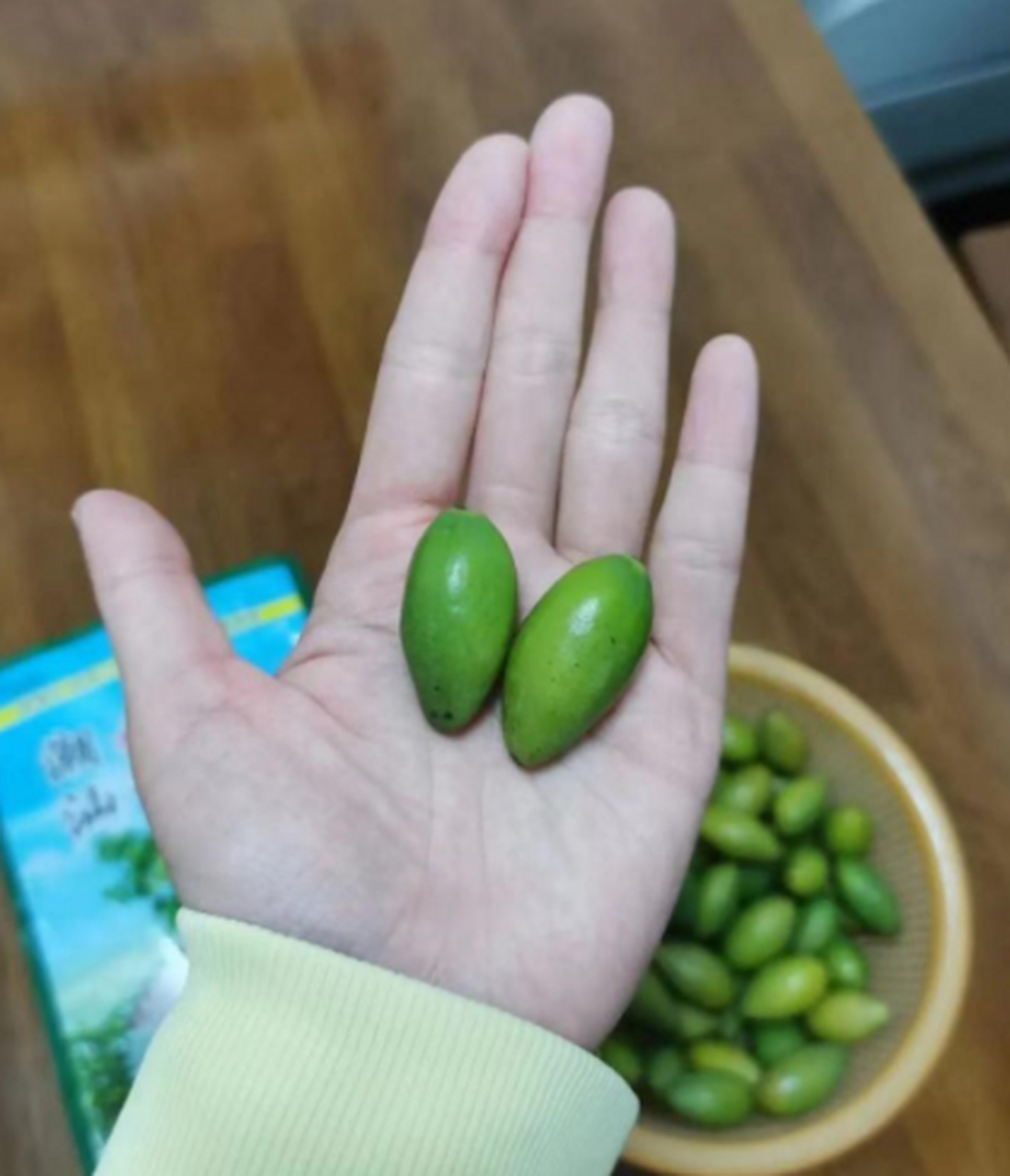 在广东读大学的时候,跟现在的妻子恋爱了,妻子家里非常有钱,岳父身价