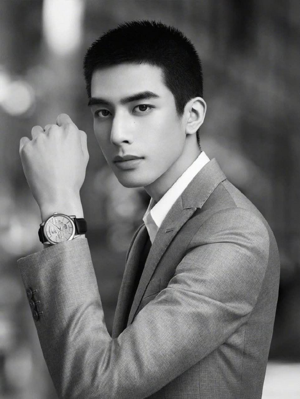 宋威龙的脸型和五官都很完美,一头黑发,寸头. 年轻人很有活力.