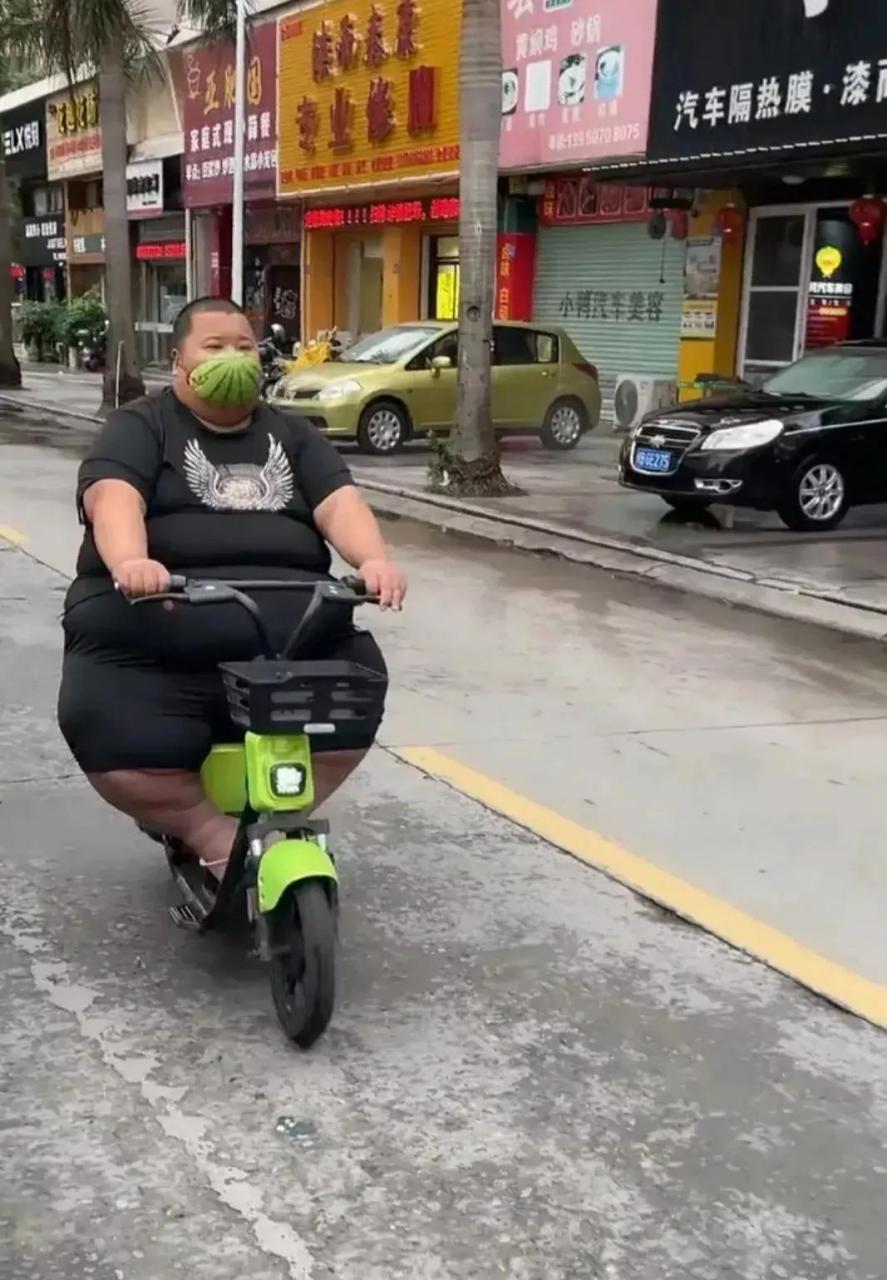 这个穿黑衣服骑电动车的大胖子,和网红胖猴子哥相比,谁更胖一点呢?