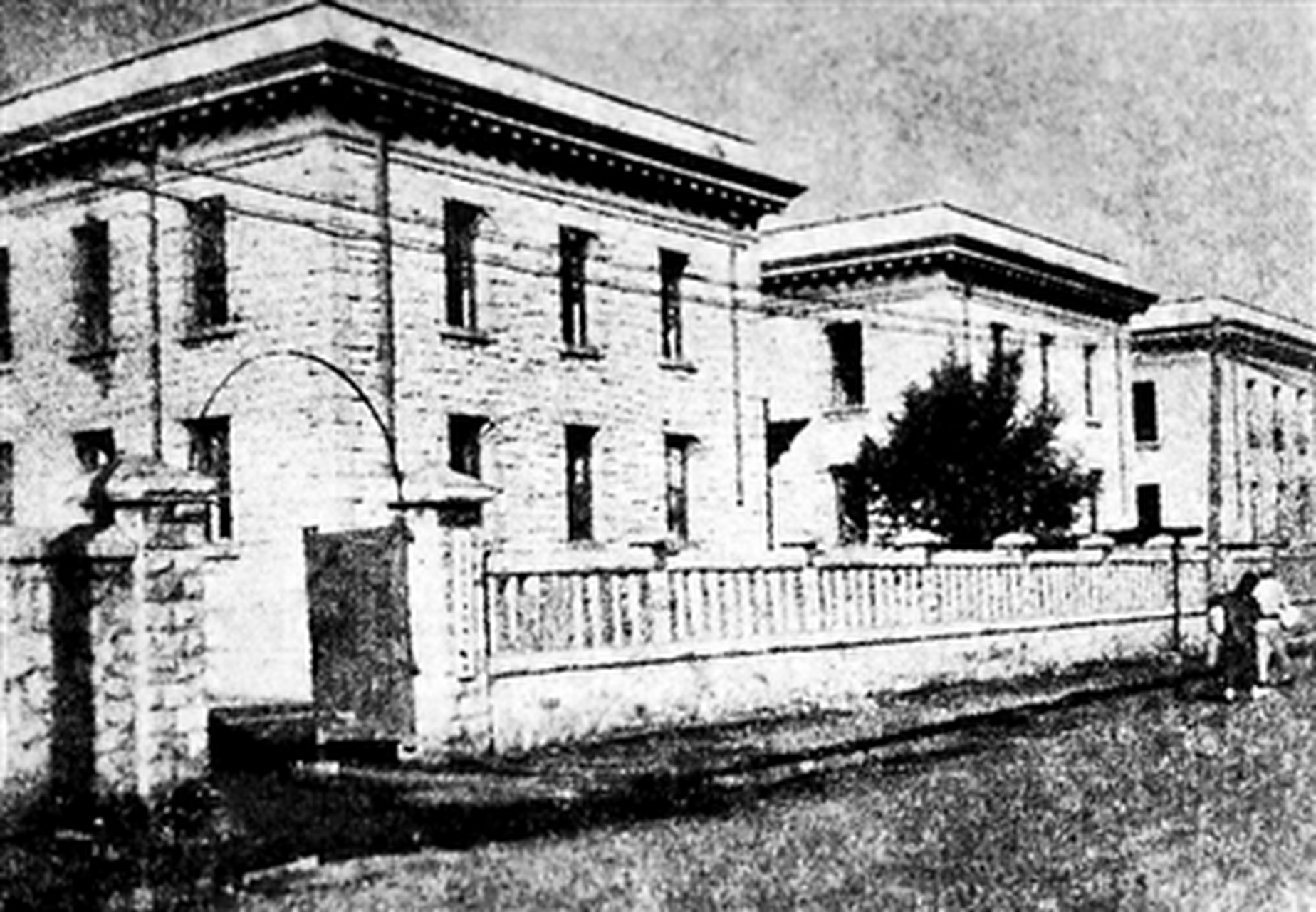 天津市重点保护历史风貌建筑:原扶轮中学  原扶轮中学位于河北区吕