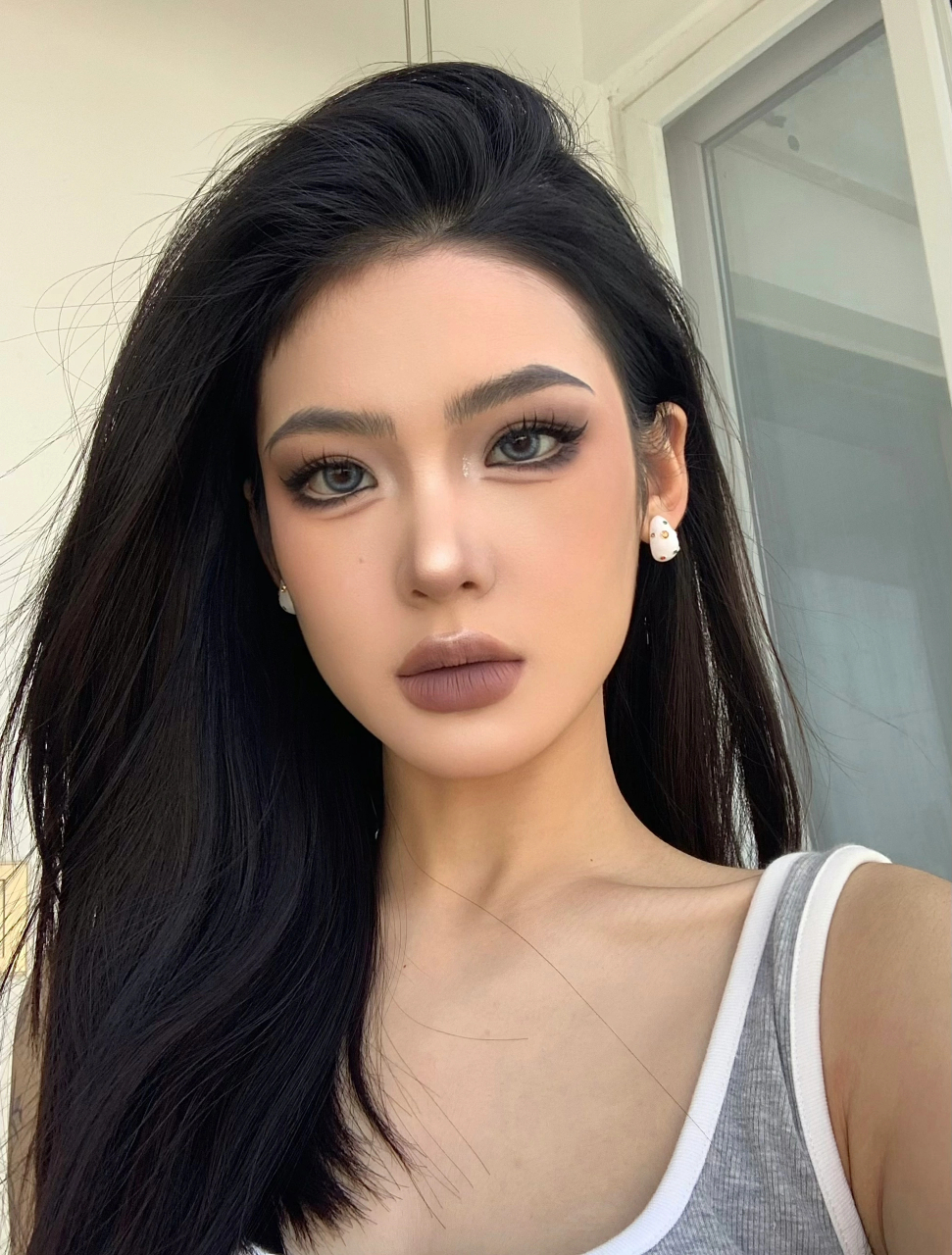 高冷拽姐必备好嘛～ 女生就应该大胆尝试各种妆容呀