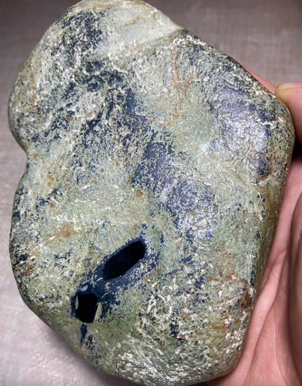 点击头像看直播# #翡翠原石# 790克,南齐脱沙墨翠戒面料,戒面黑度