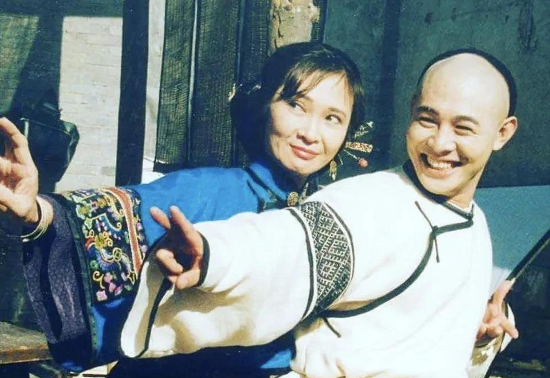 1993年,李连杰和萧芳芳在片场的合影照片.