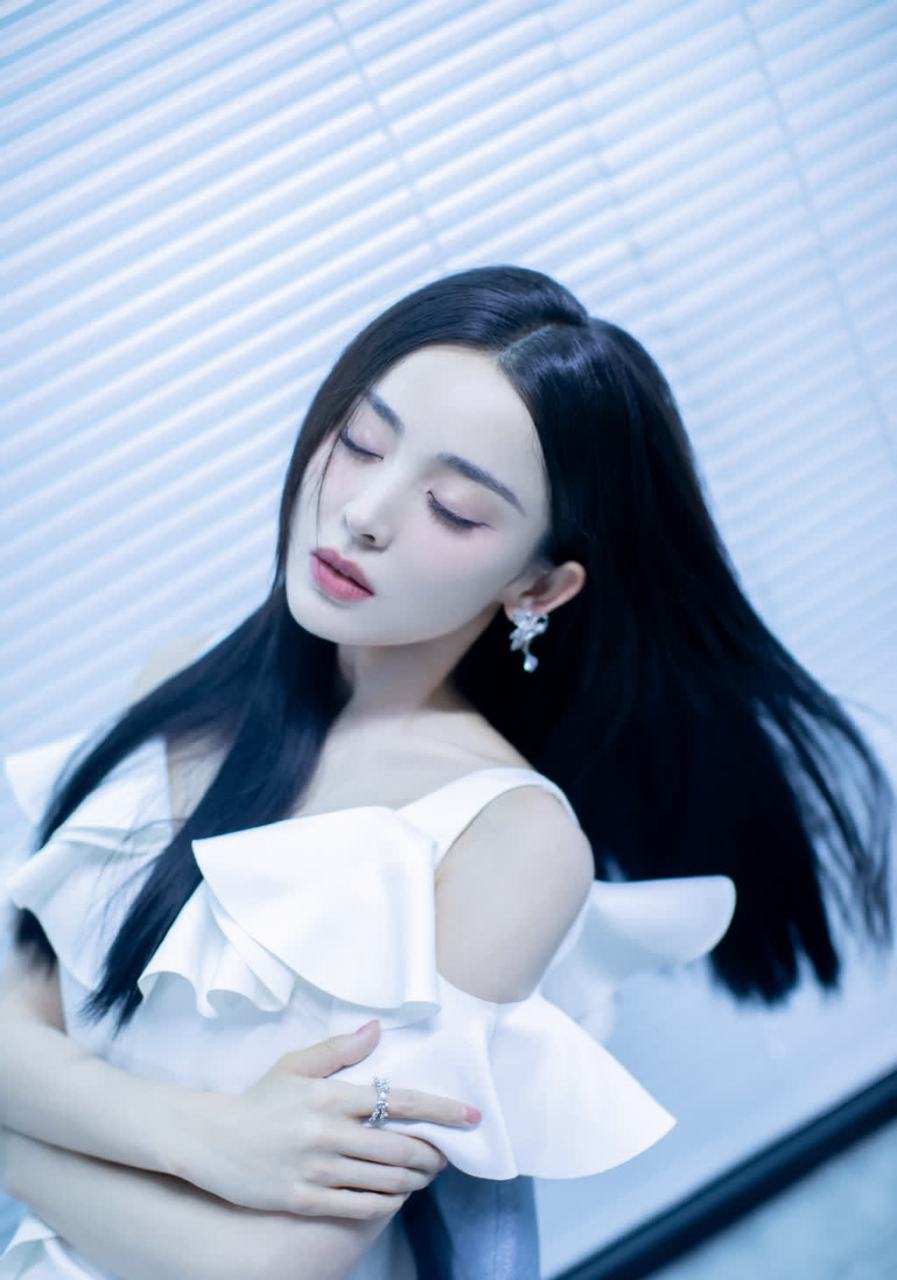 古力娜扎晒了一波秋日美照:眼睛如星,清如水,明如月.