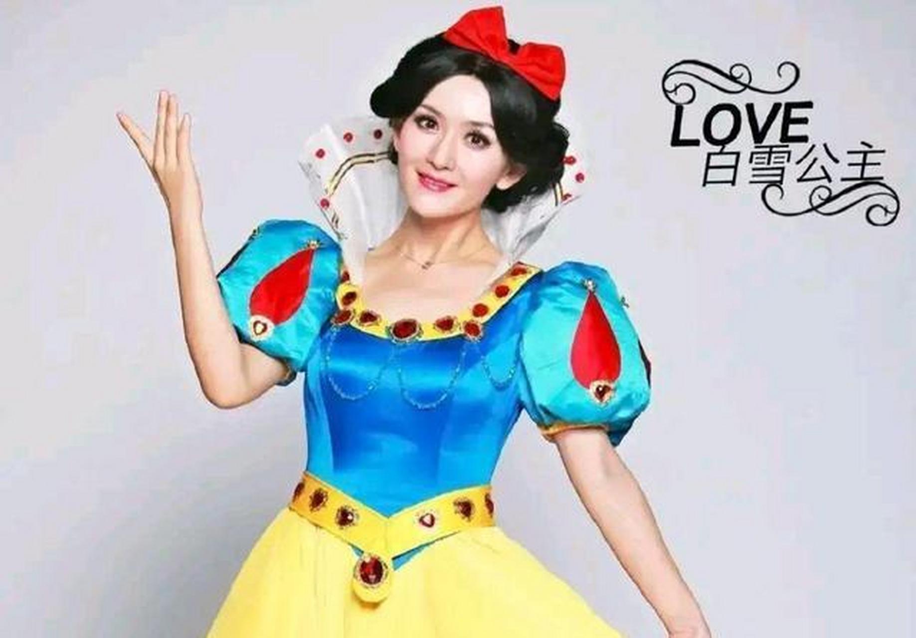 谢娜与何炅在主持《百变大咖秀》时默契十足,一个控场,一个搞笑
