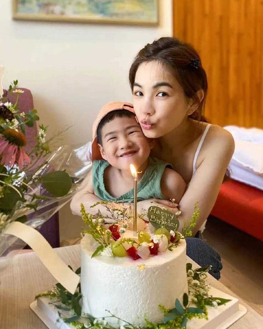 [悠闲]  6月18号是ella陈嘉桦41岁生日,晒出了自己的庆生照,两位猛男