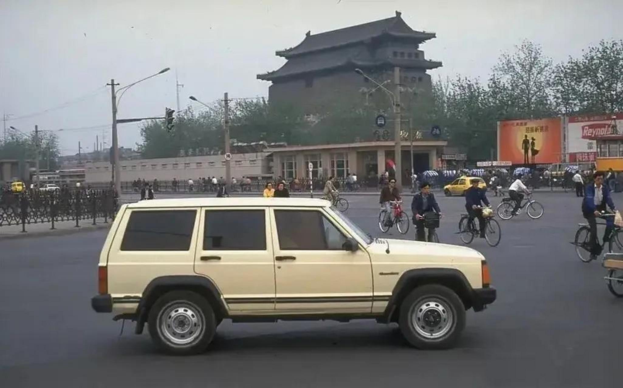 在1993年的北京,前门附近曾经停着一辆切诺基.