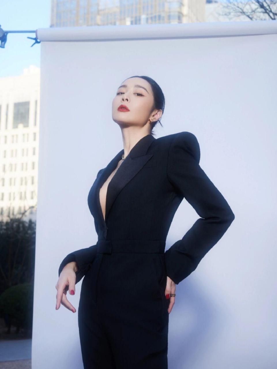 高叶真空穿西装可真帅,霸气洒脱又有气场,真不愧是