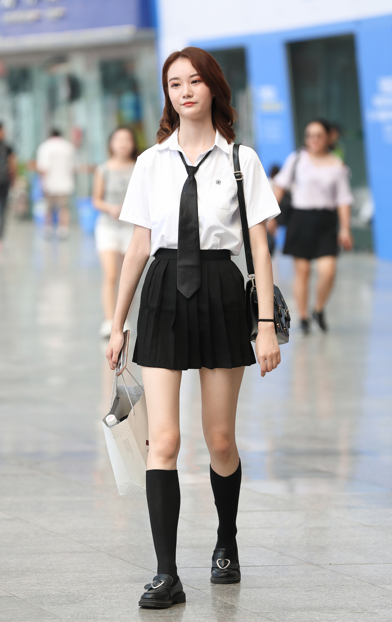 超美长腿校服装小姐姐