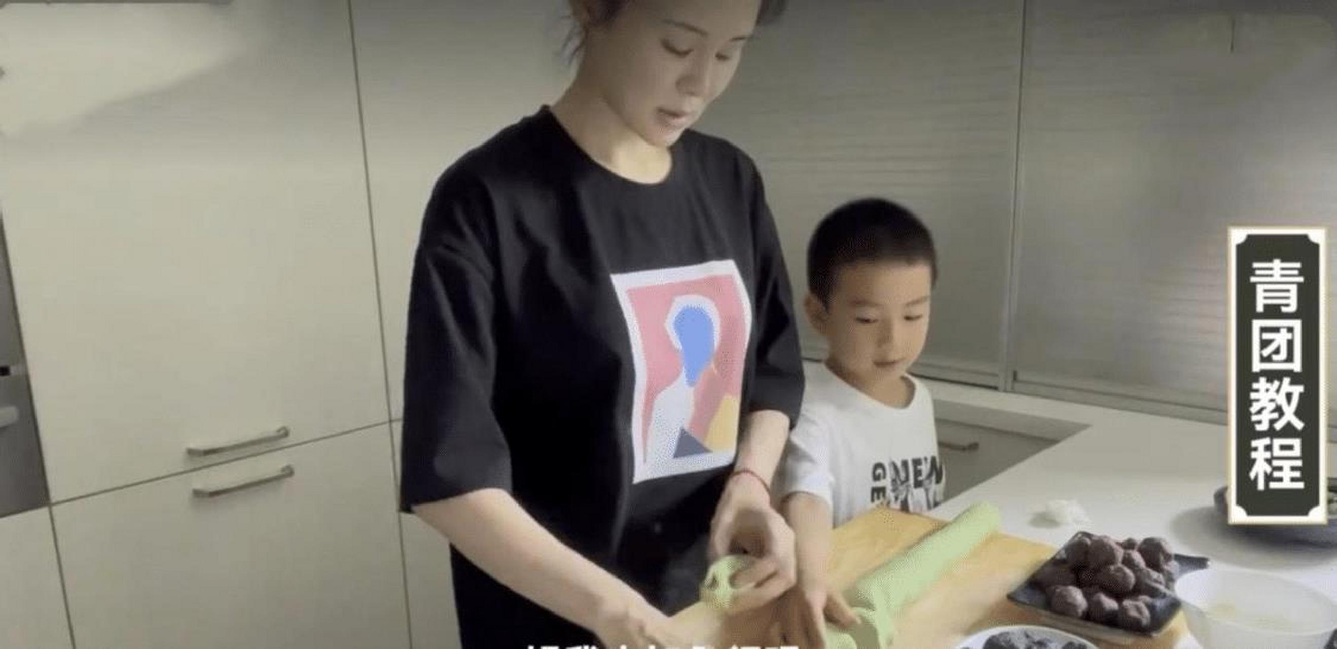 关悦素颜挺显老的,而且脸也松弛不自然,但一家五口很温馨幸福!