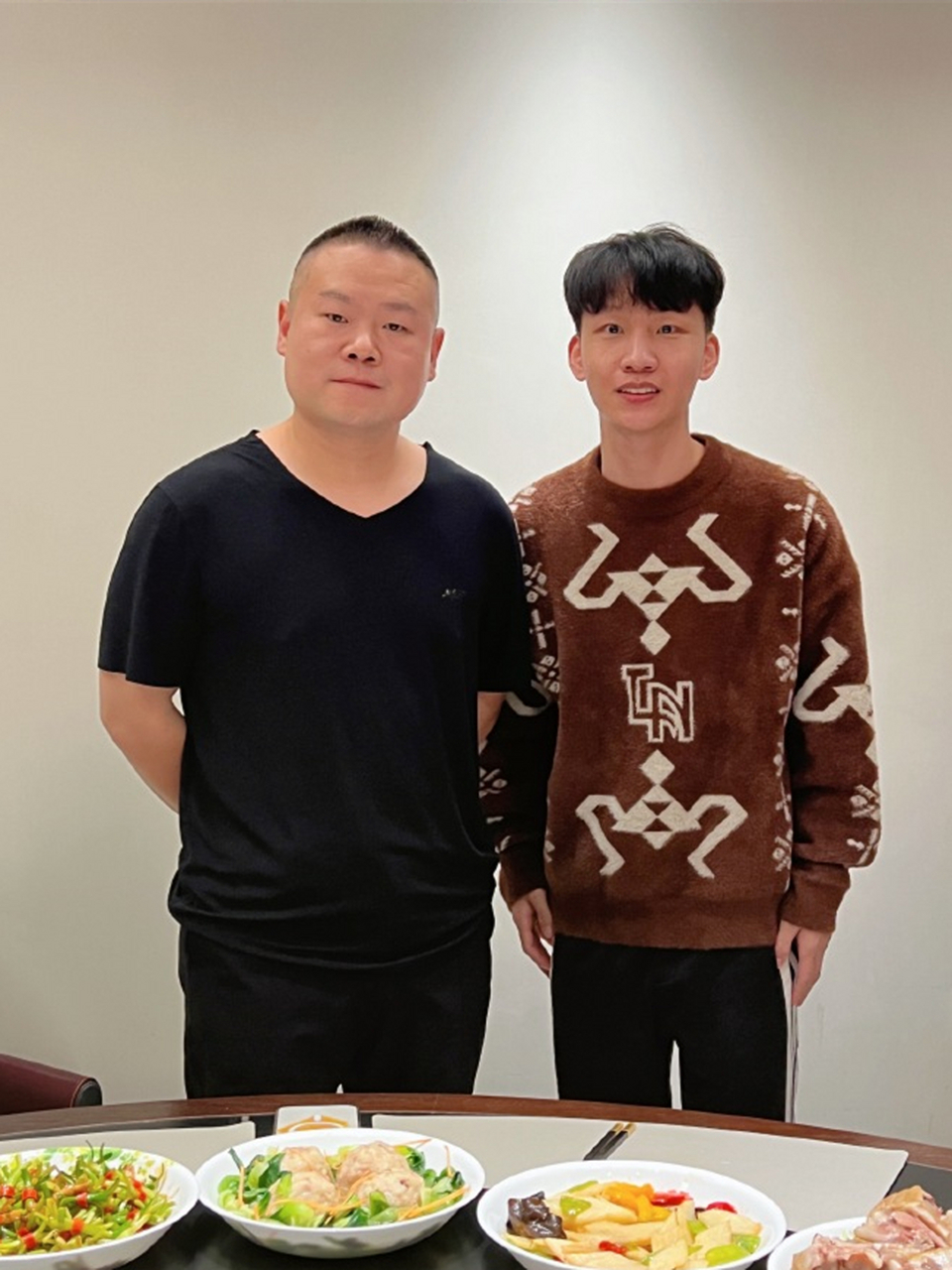 有的表示,二哥刘筱亭应该是吃上师父家饺子了,这一桌子菜,岳云鹏肯定