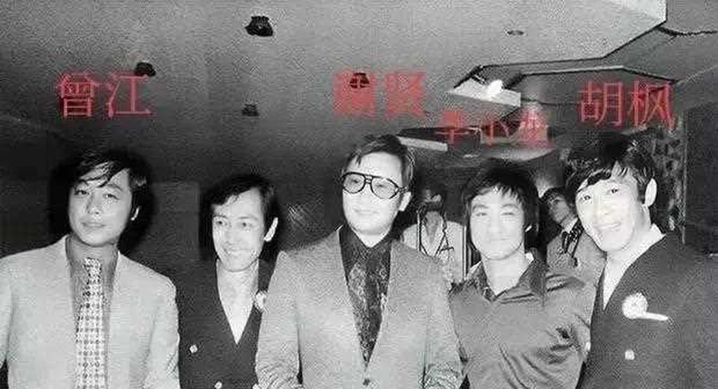 谢贤和李小龙等人的合照!原来谢贤一直很喜欢戴眼镜啊?