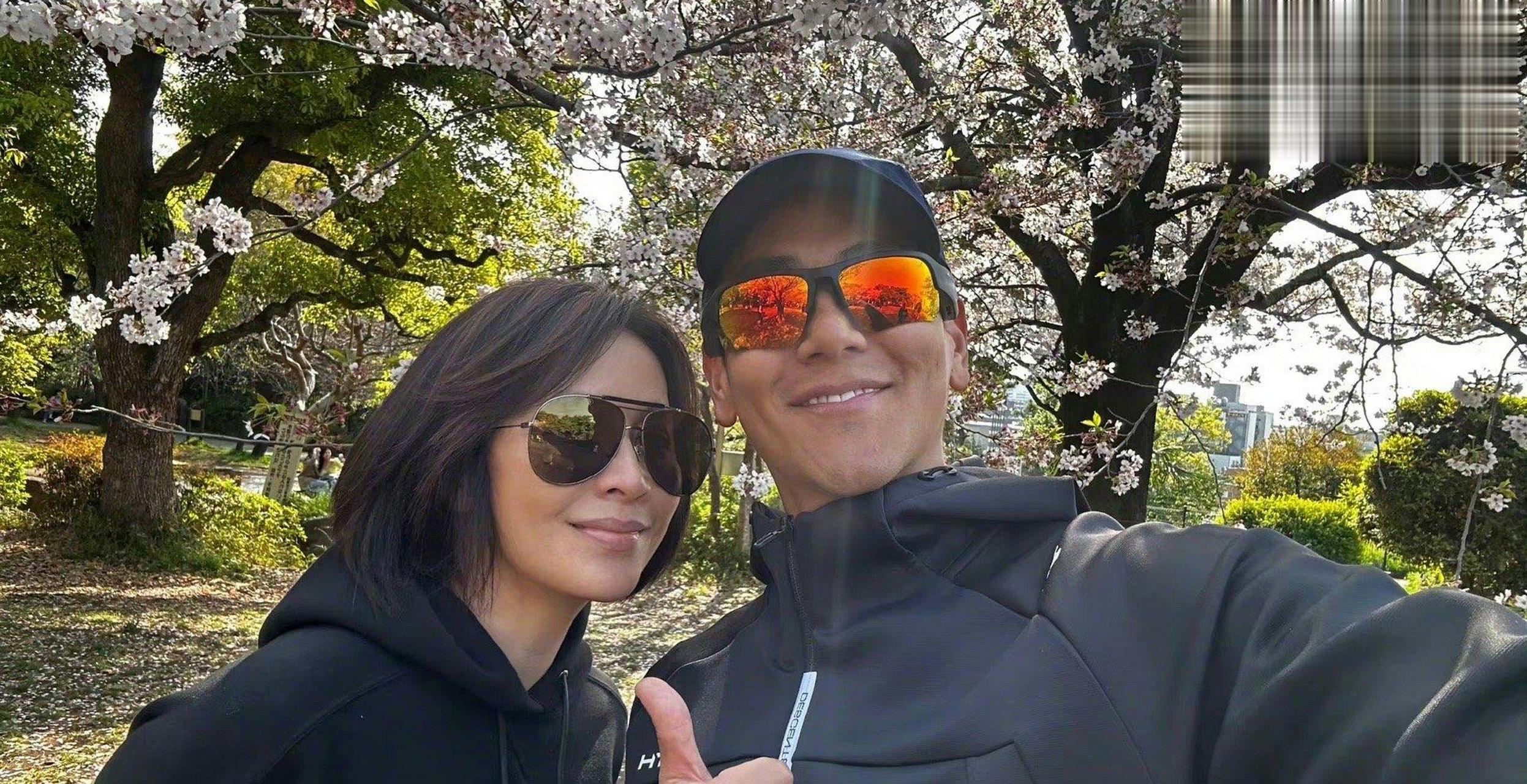 刘嘉玲晒与彭于晏合照#刘嘉玲晒出与彭于晏合影,状态都好不错呀