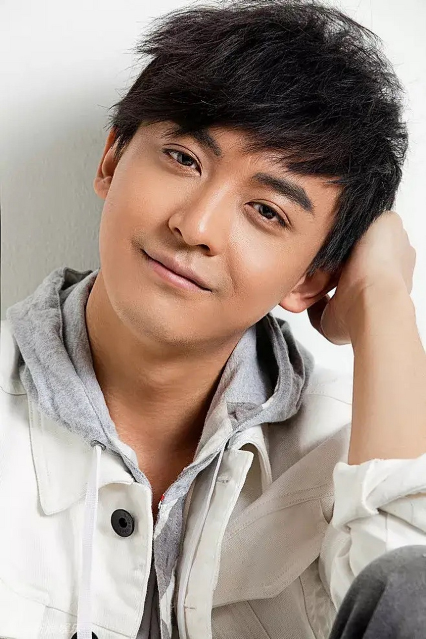 4月11日一大清早,曾在《爱情公寓》饰演"张伟"一角色的扮演者李佳航冲