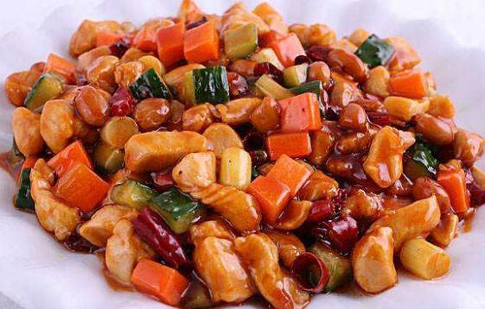 此菜主要由鸡腿肉丁,筒筒辣椒,花生米等炒制而成,红而不辣,辣而不猛