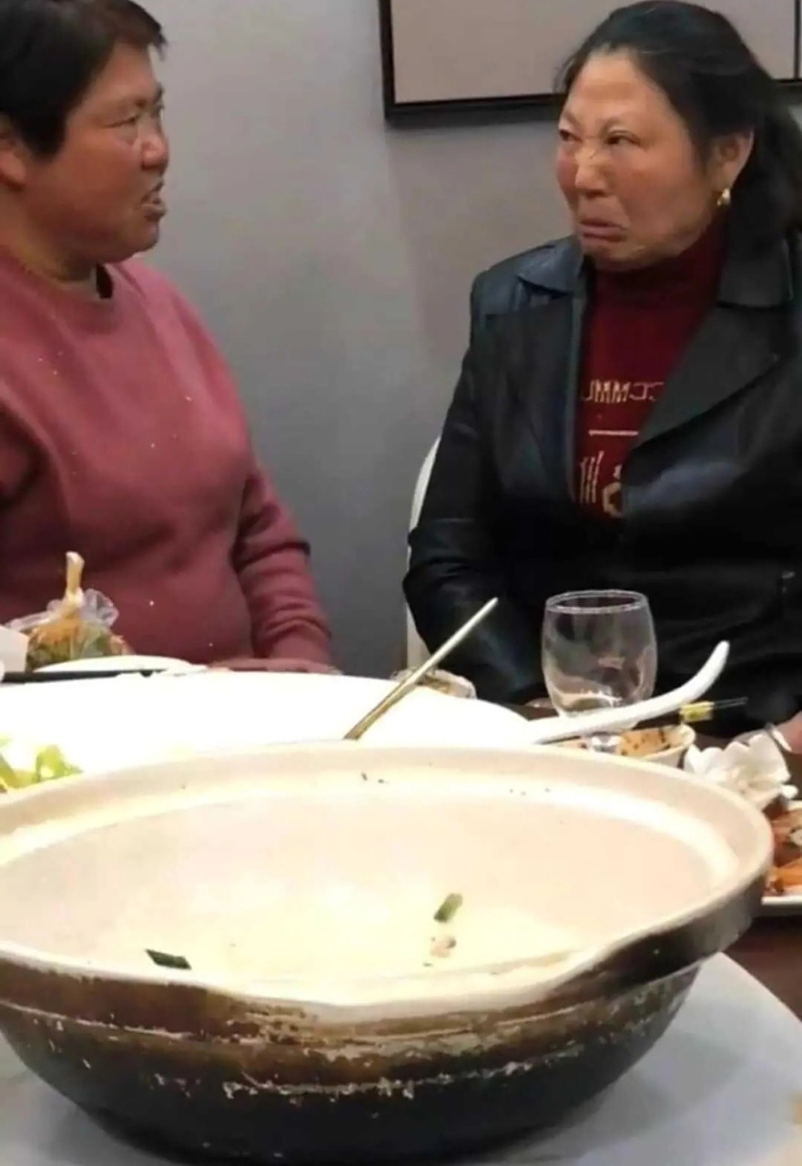 看大妈的面部表情,可能又有人要身败名裂了吧?