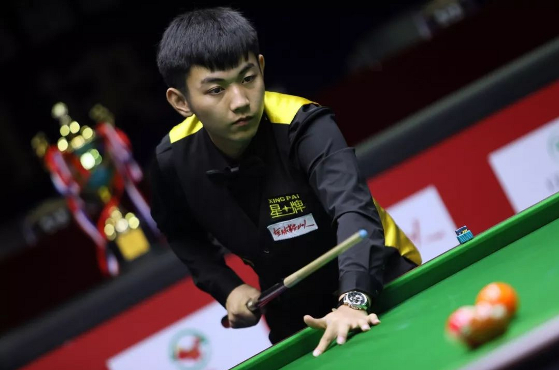昨天的中式台球大师赛超级分站赛浙江嘉兴站败部决赛中,小将雷镒玮