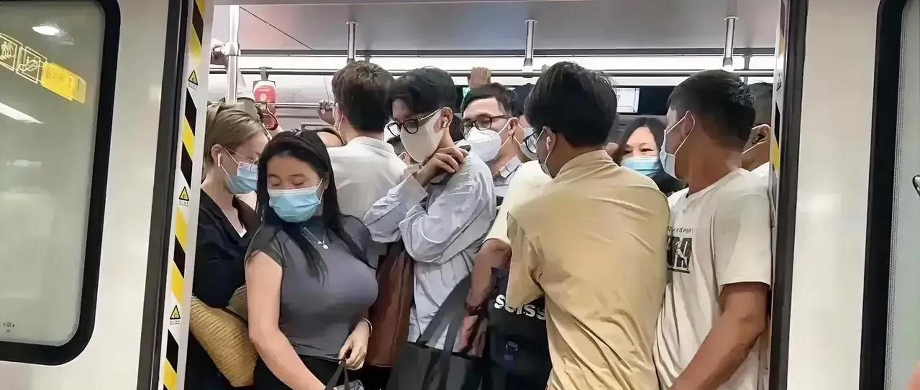 重庆的地铁就这么拥挤.