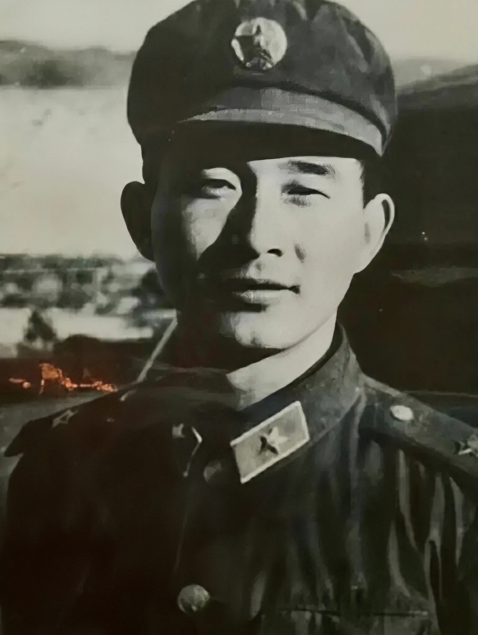 赵怡忠烈士牺牲的一张照片,他安详地躺在棺椁上,仿佛睡着了一般.