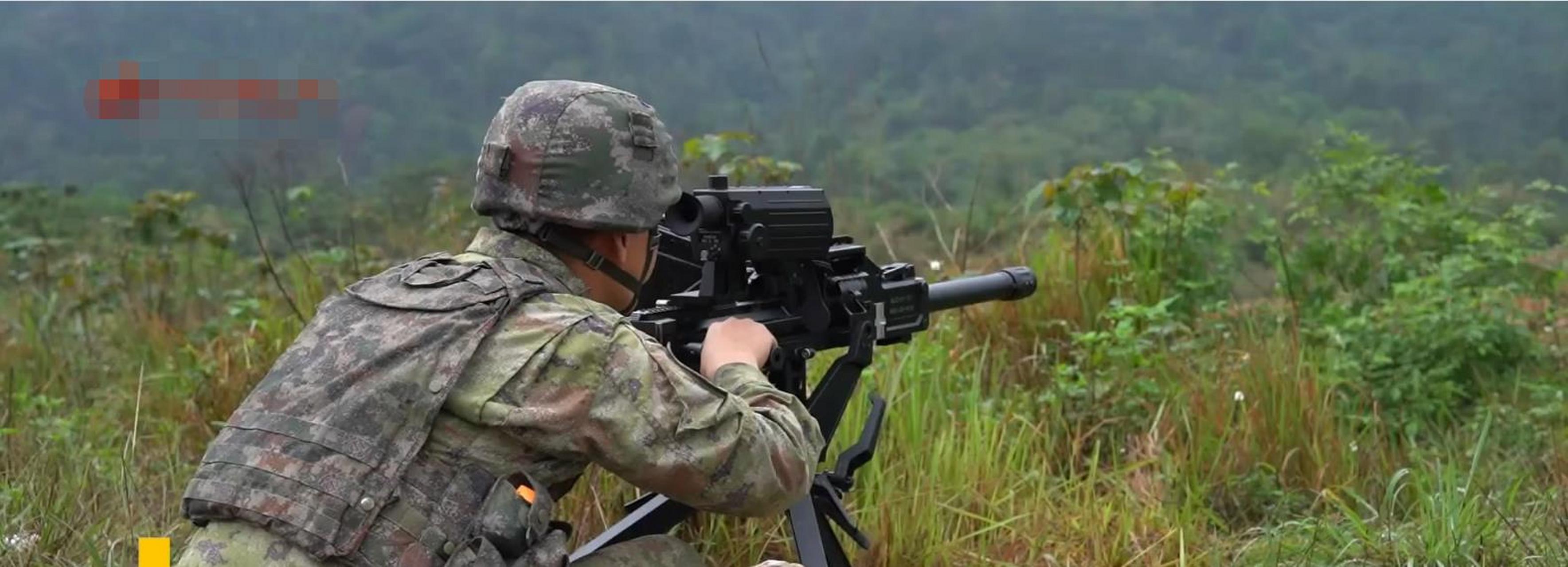 解放军新型山地榴弹发射器自带火控瞄准.