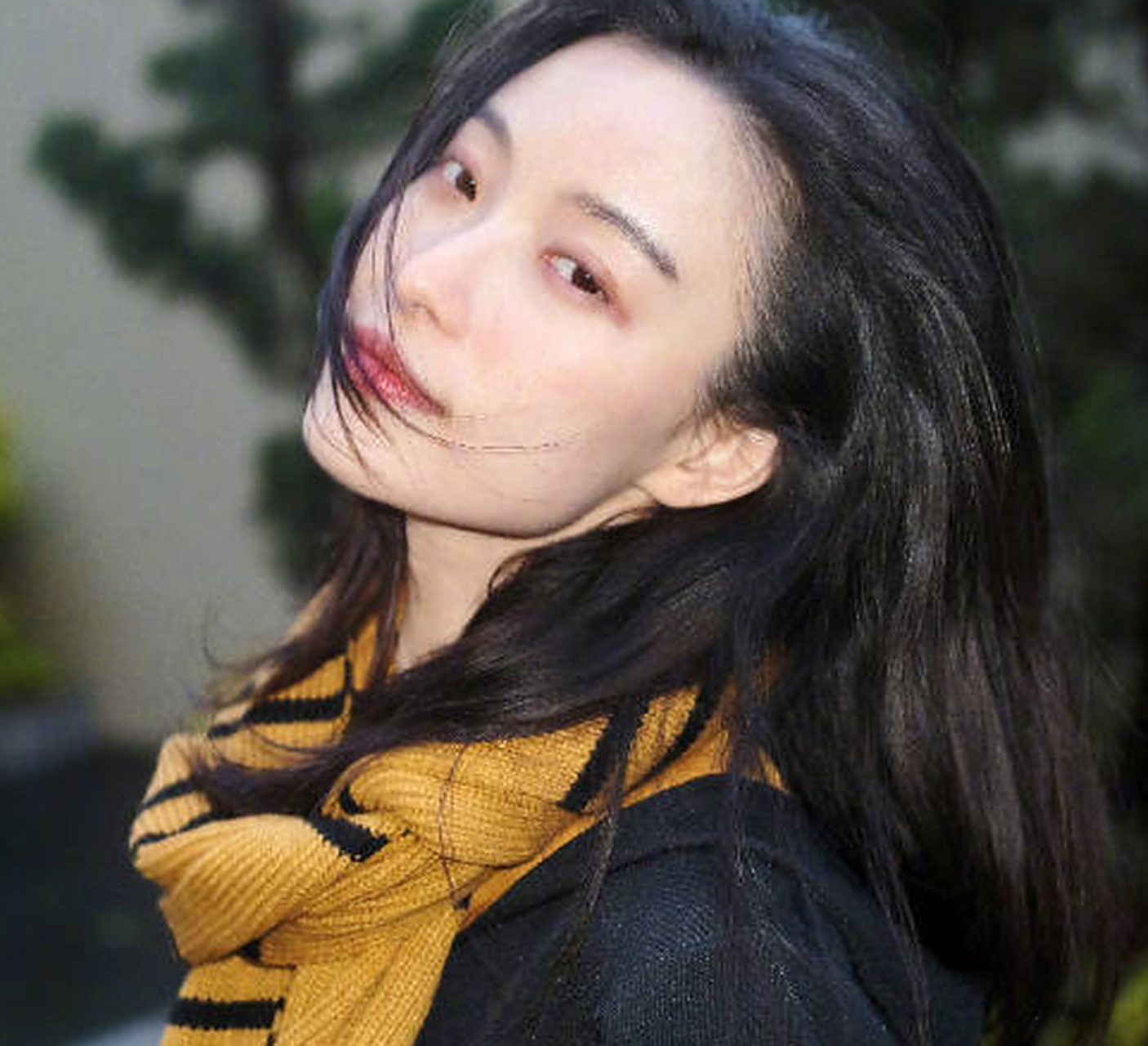 倪妮分享环球影城游玩照 气质清冷笑容明媚动人