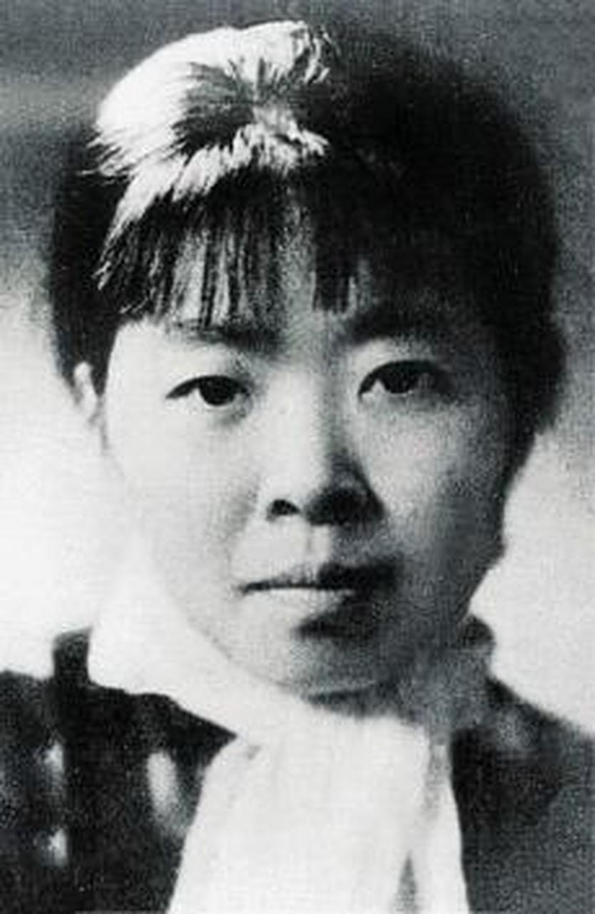 1938年5月,民国才女萧红挺着大肚子和端木蕻良在武汉举行了婚礼 她