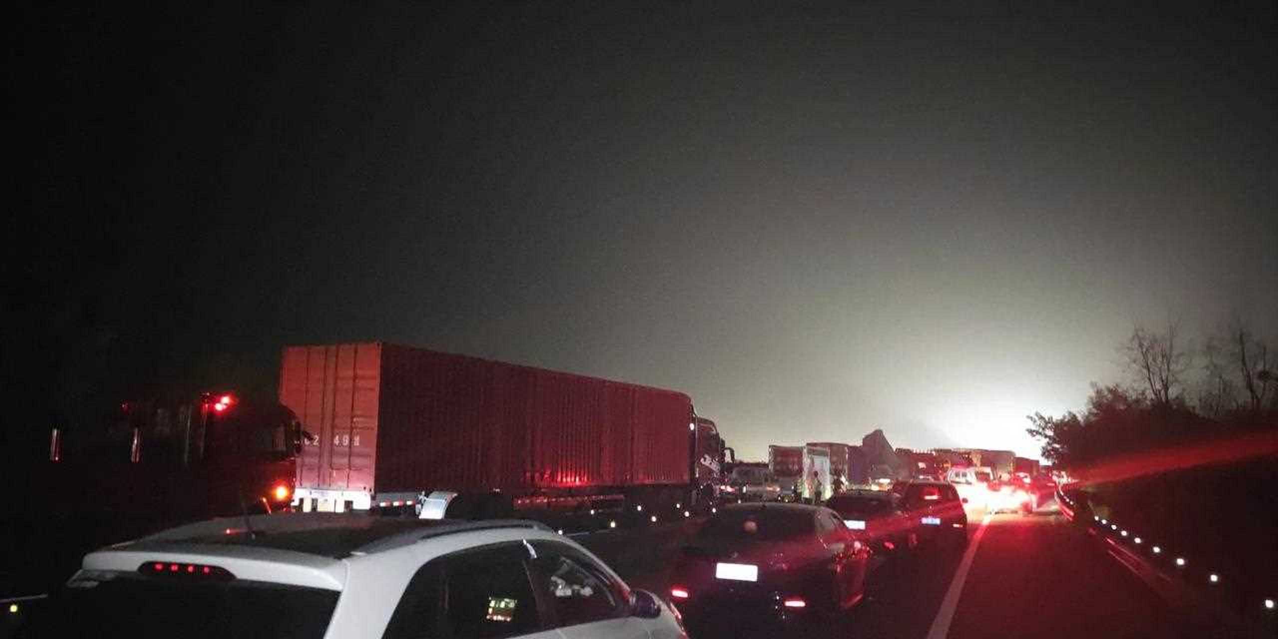 沪渝高速安庆方向马衙服务区拥堵半个多小时了,前面怎么回事啊?