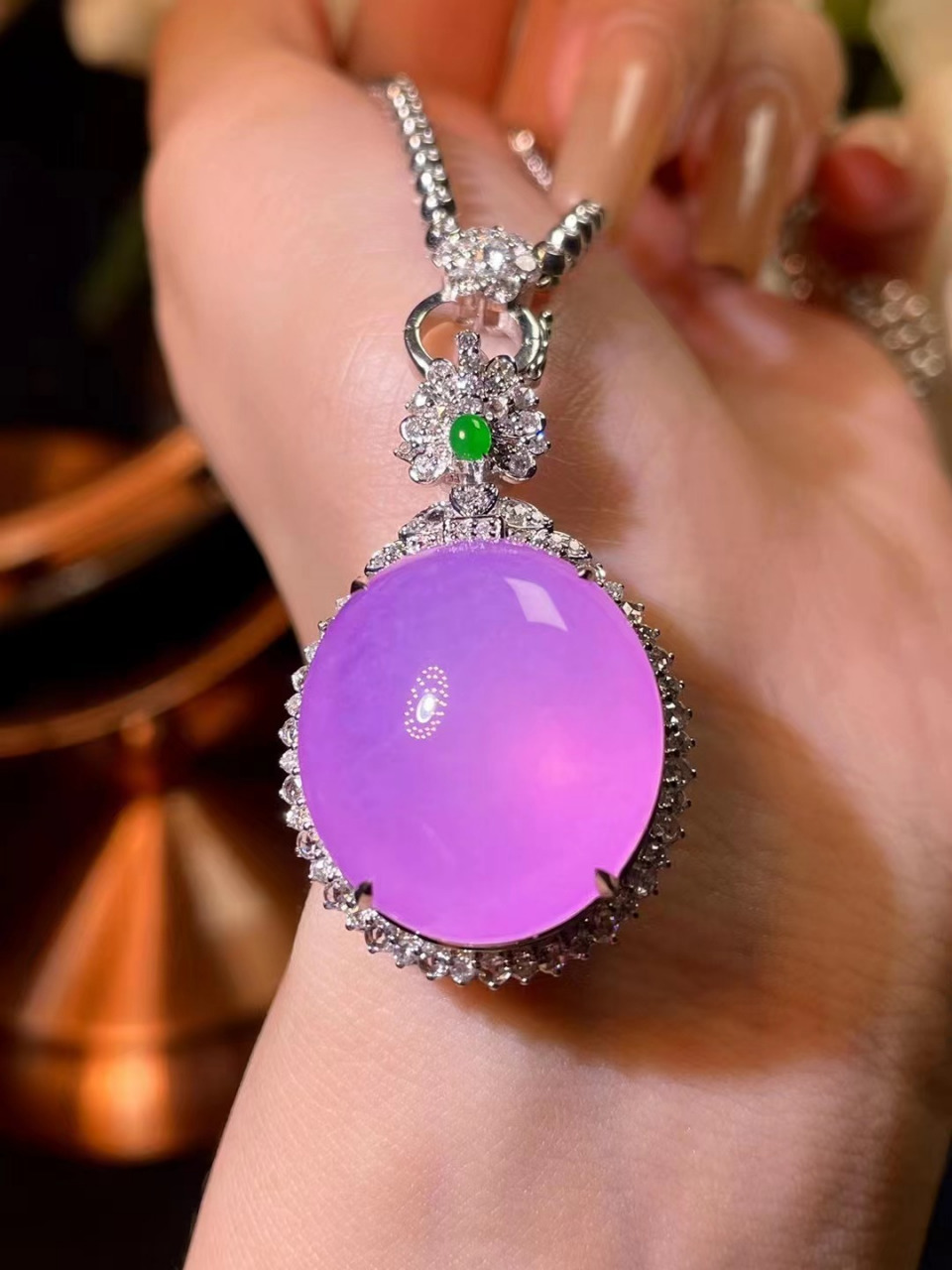 冰紫翡翠鸽子蛋吊坠 紫罗兰鸽子蛋面吊坠,翠色绝美,品质感十足,佩戴