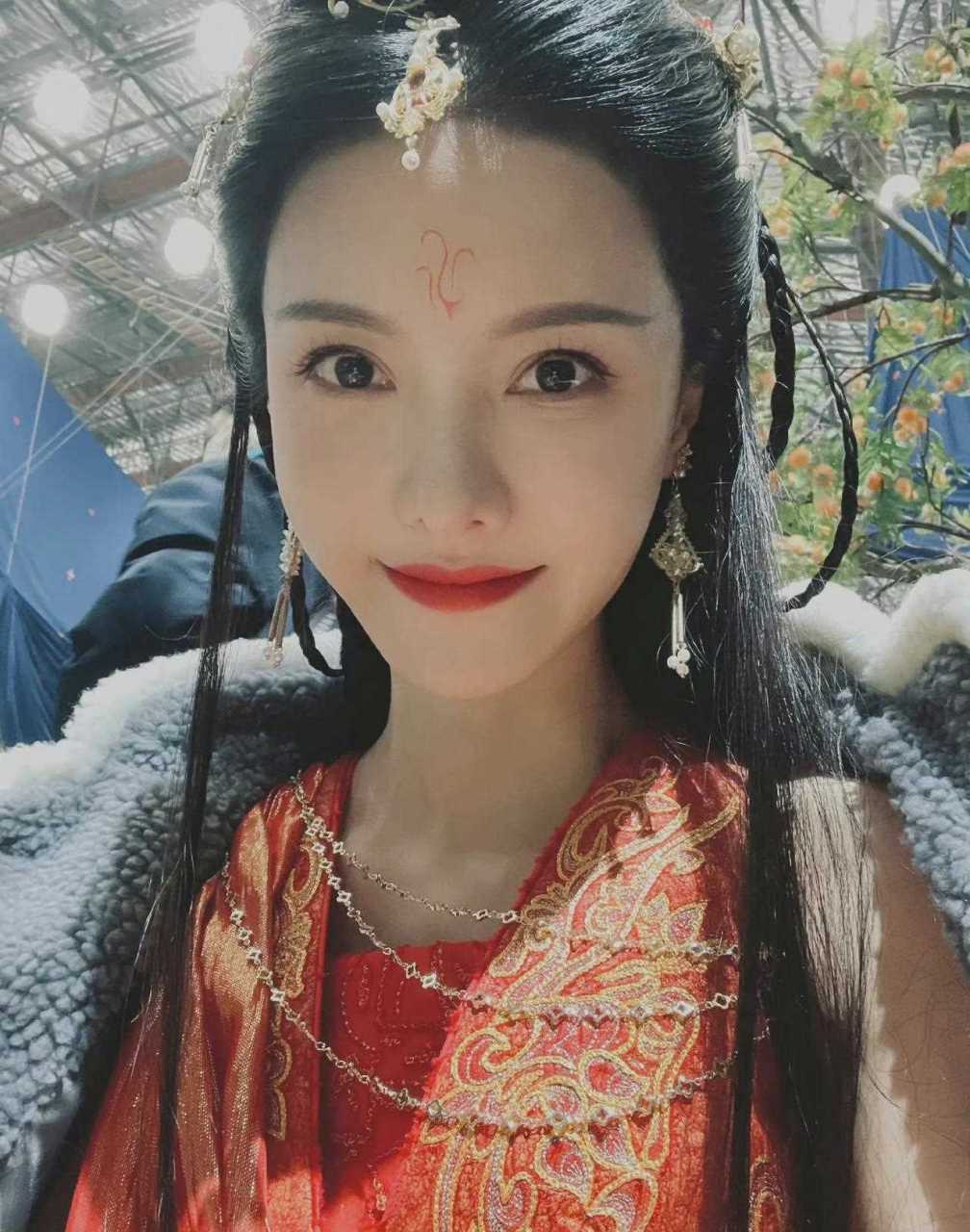 张芷溪也是看着有些整容脸的女演员,不过她在剧里还是非常美的,这种