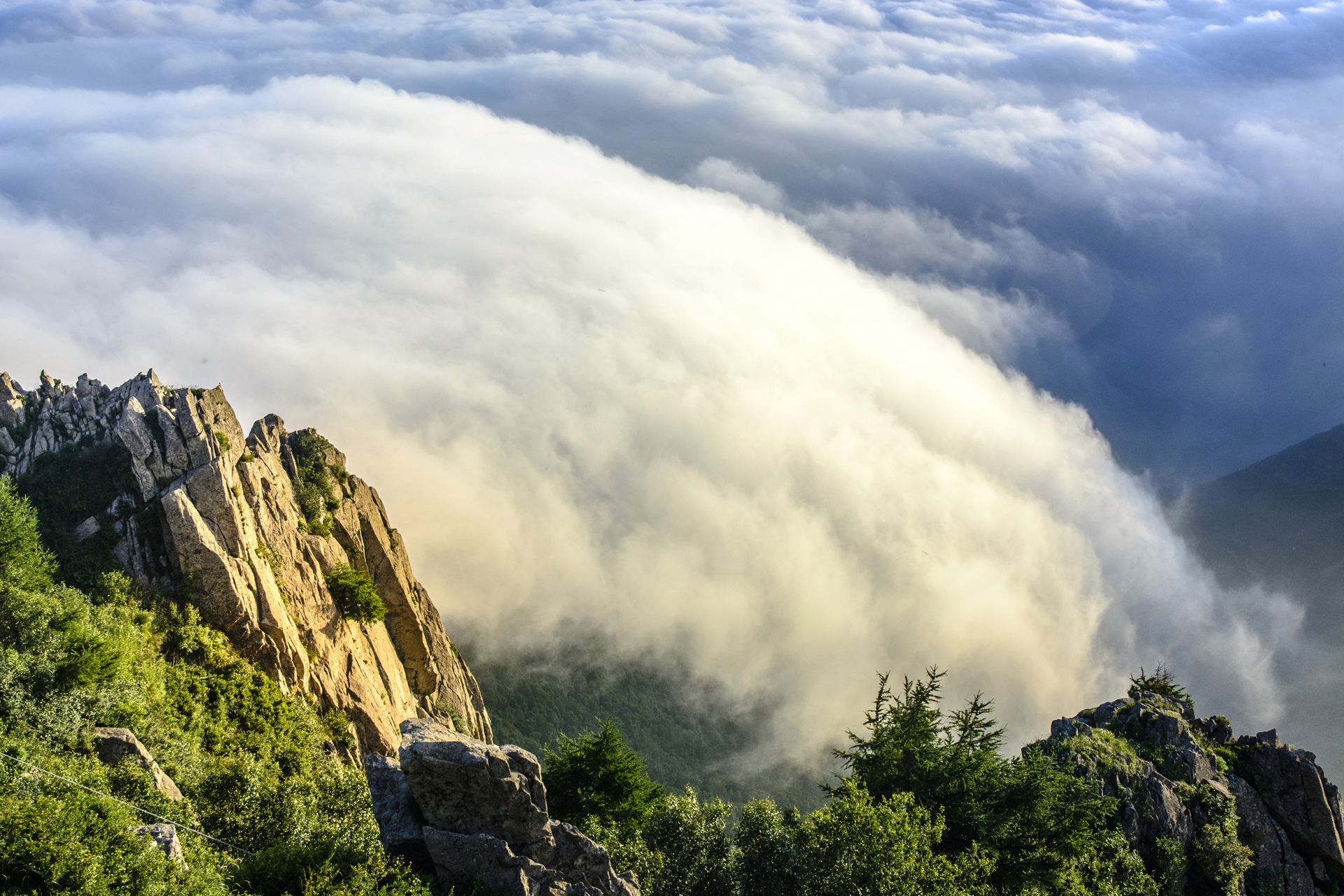 距离北京不远,交通方便的河北雾灵山景区,是夏日的度假好地方,深受
