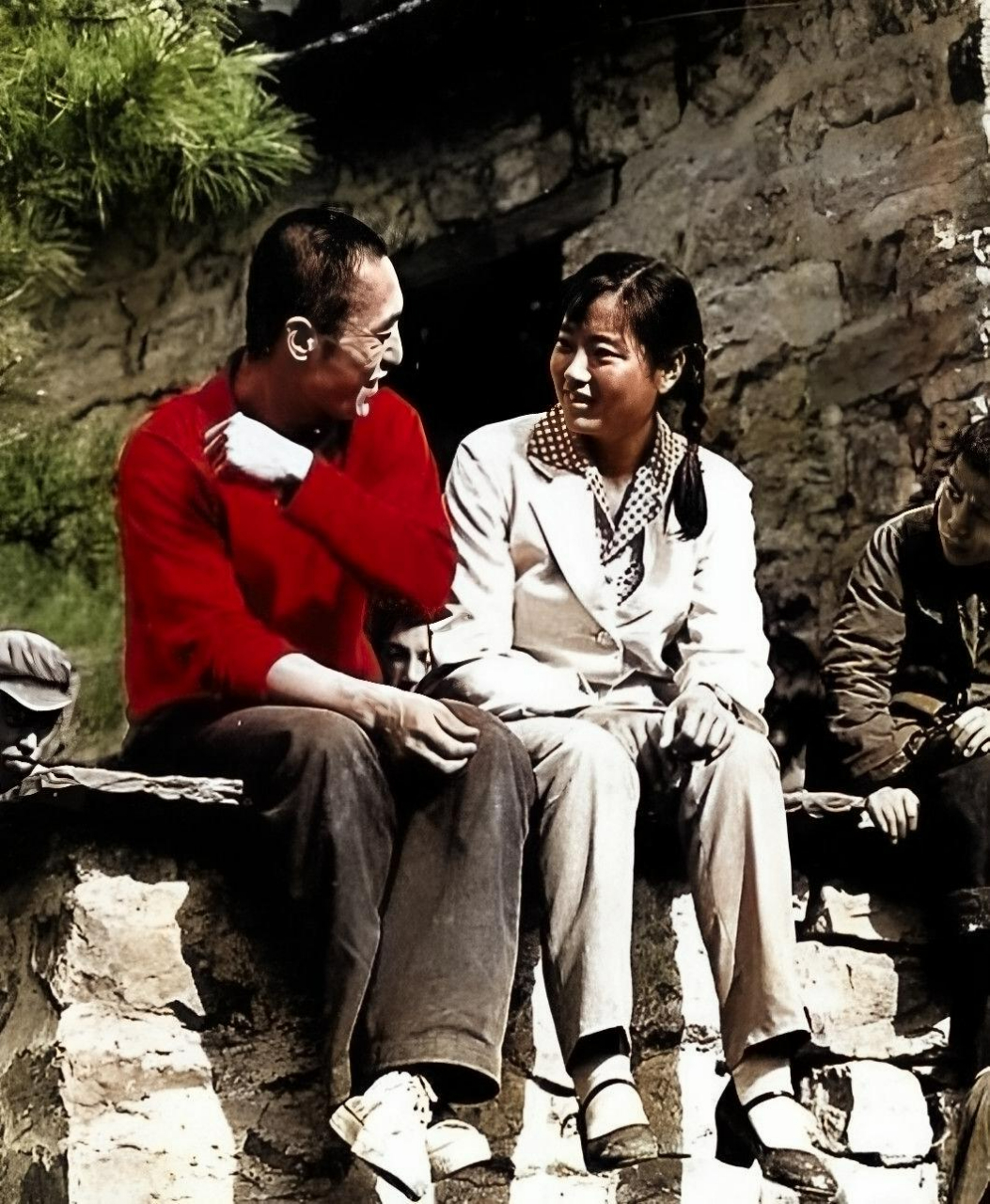 在1986年的电影《老井》的片场,36岁的张艺谋和26岁的吕丽萍正在拍摄