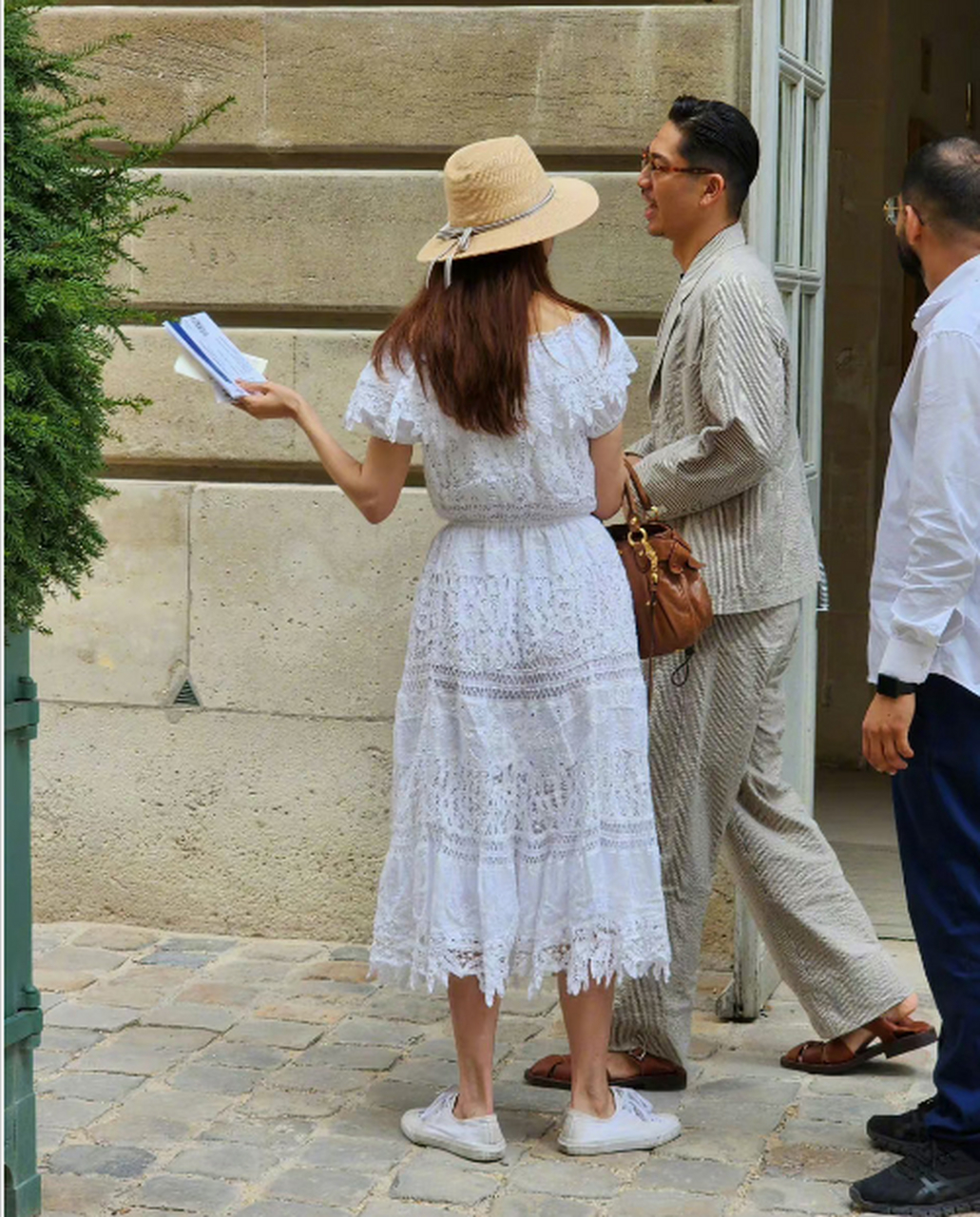 林志玲akira牵手逛凡尔赛宫# 网友评论:谁出来度假还穿一套西装的 没