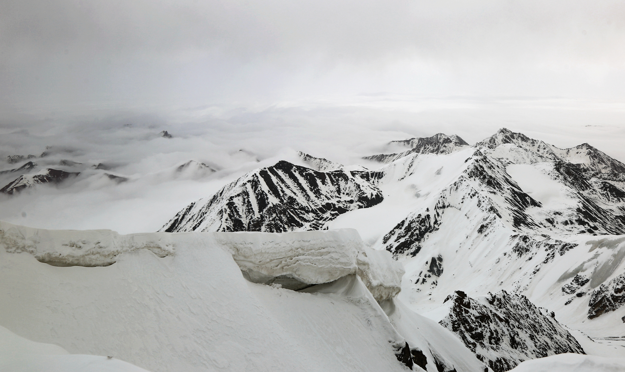 最好的诠释:山舞银蛇,原驰蜡象——被白雪覆盖凸凹起伏的山峦像银蛇一