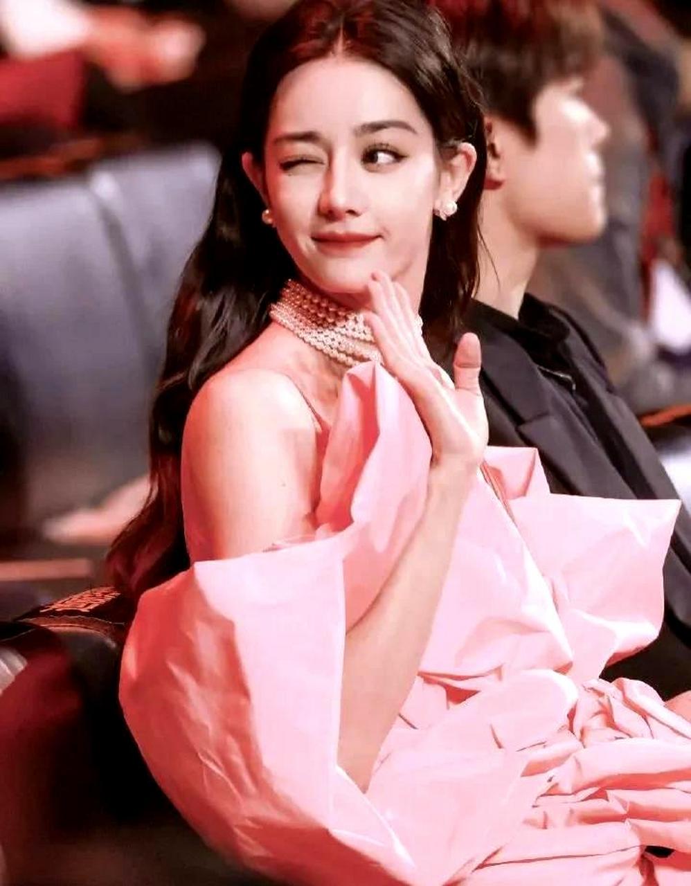 微博之夜的主持人尼格买提叫出了迪丽热巴的全名——迪丽热巴·迪力