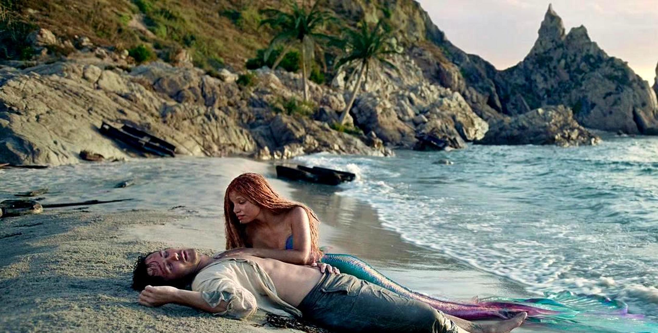 小美人鱼救王子的场面在真人版中还原度非常高!