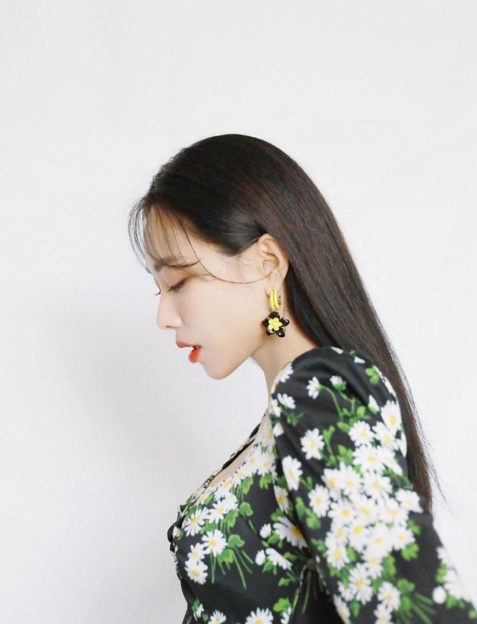 王霏霏小清新雏菊连衣裙性感写真