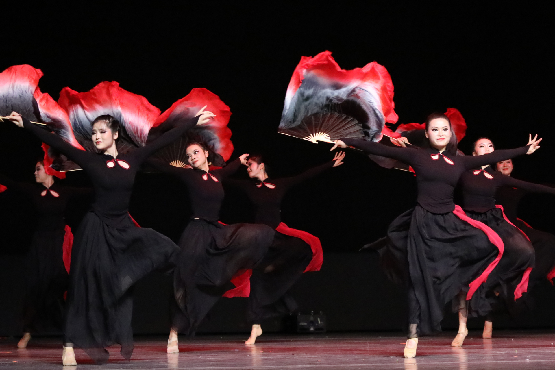 舞蹈:回归 第十三部分 红扇子  表演者 贵州师范大学舞蹈系