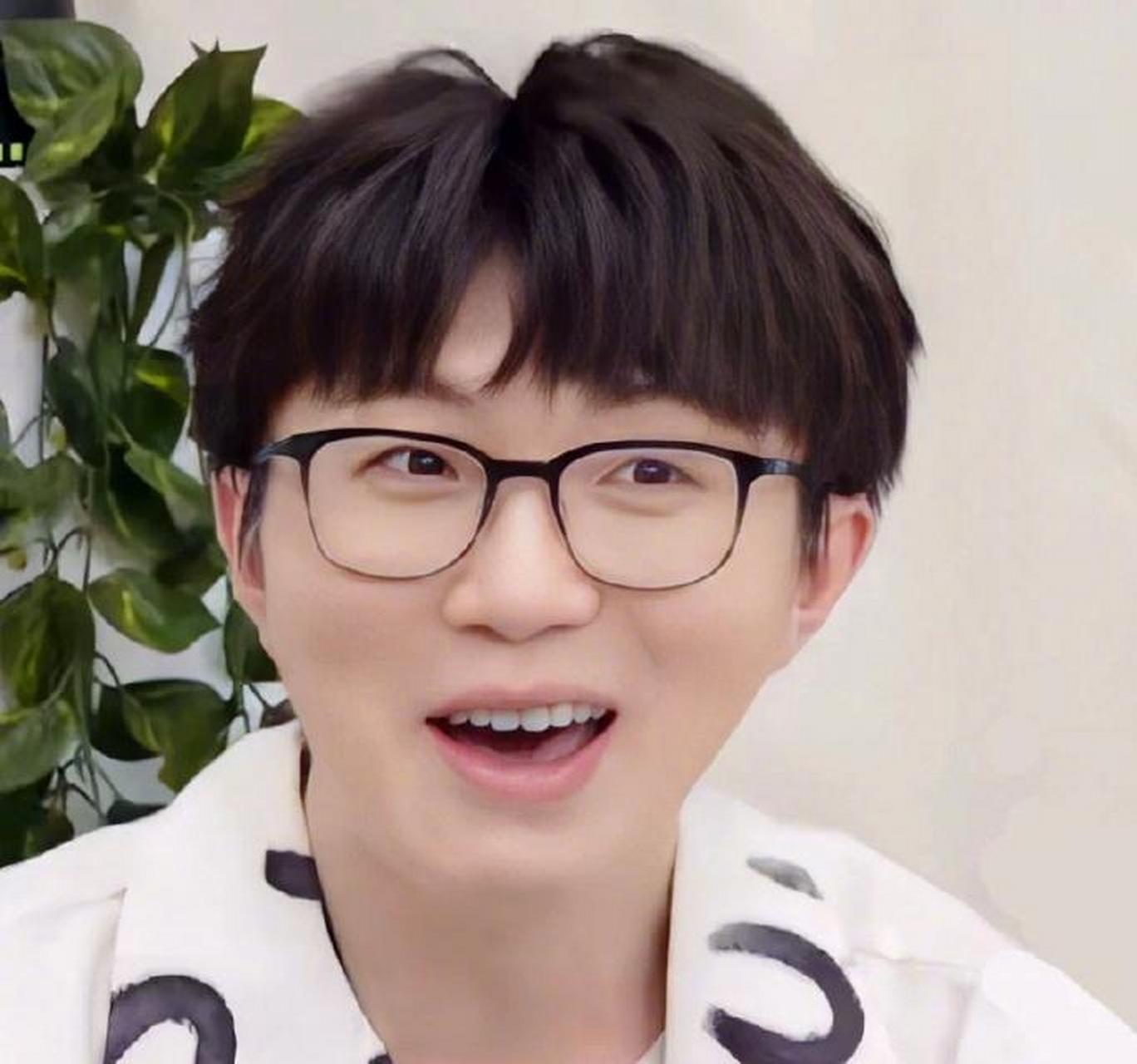 外表与内涵不必一一对应,用心了解才洞见真我  摘下眼镜,毛不易老师给