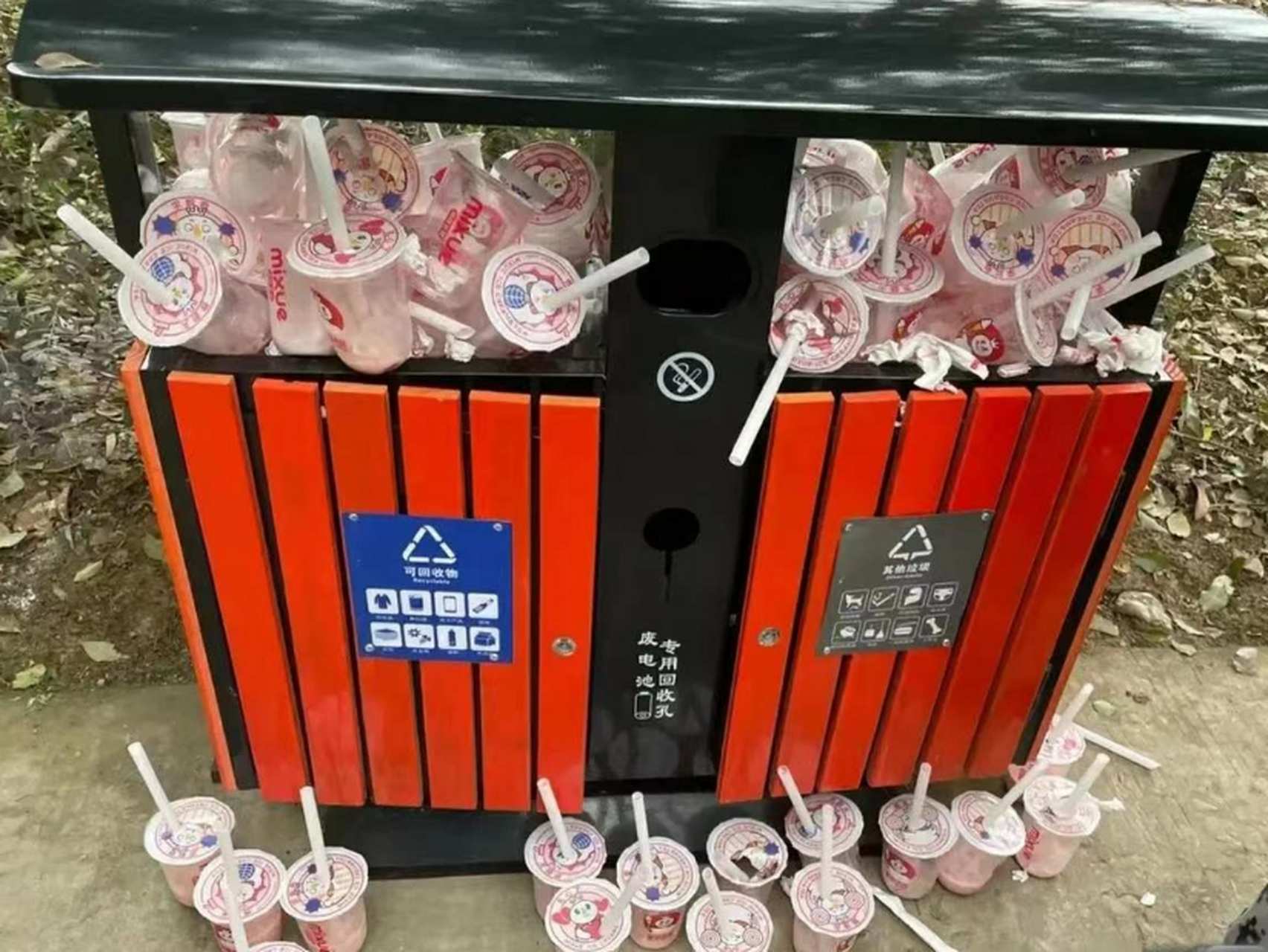 看到这个垃圾桶,蜜雪冰城这么火吗